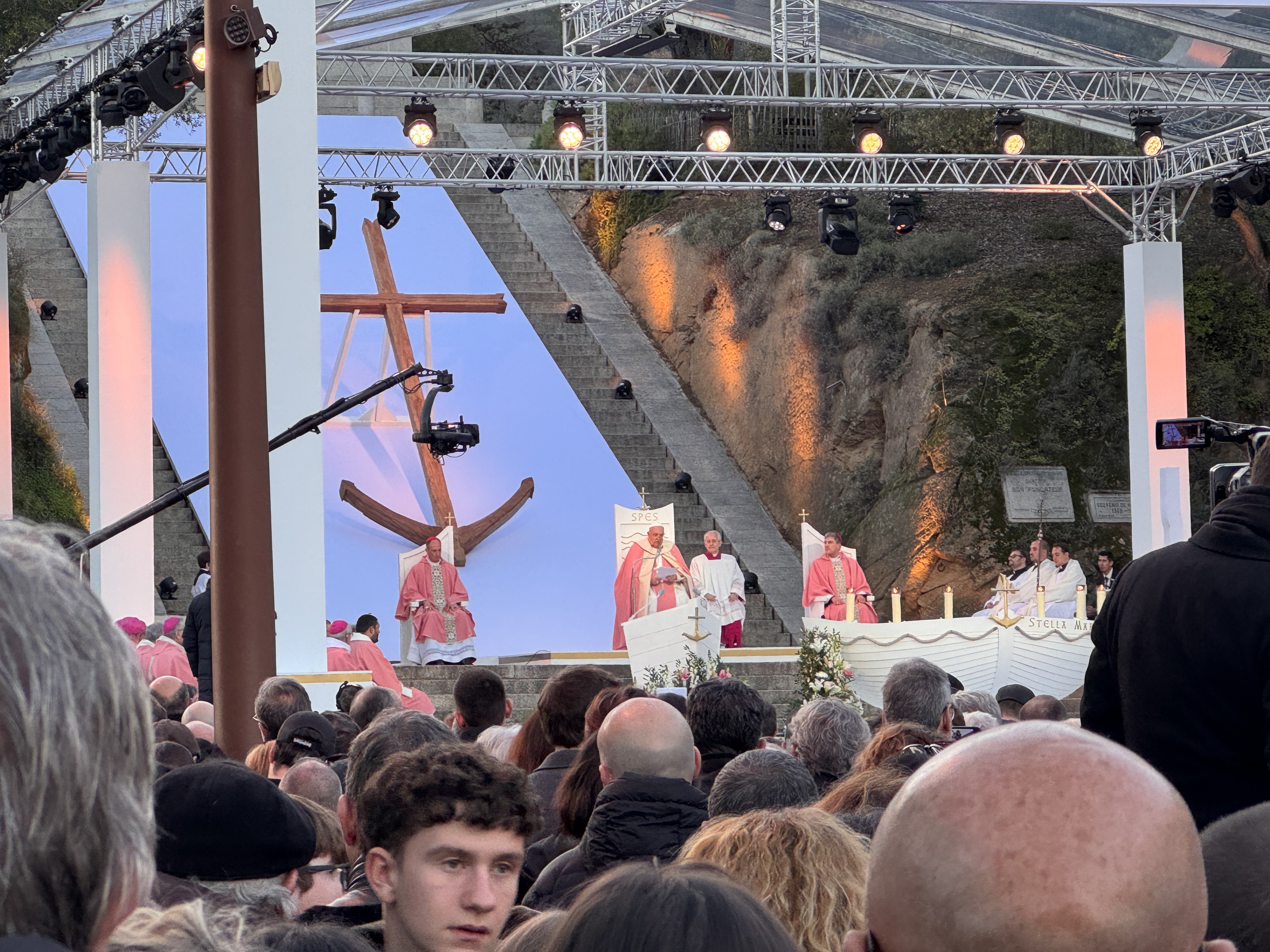 EN DIRECT : vivez avec CNI la visite historique du Pape François en Corse