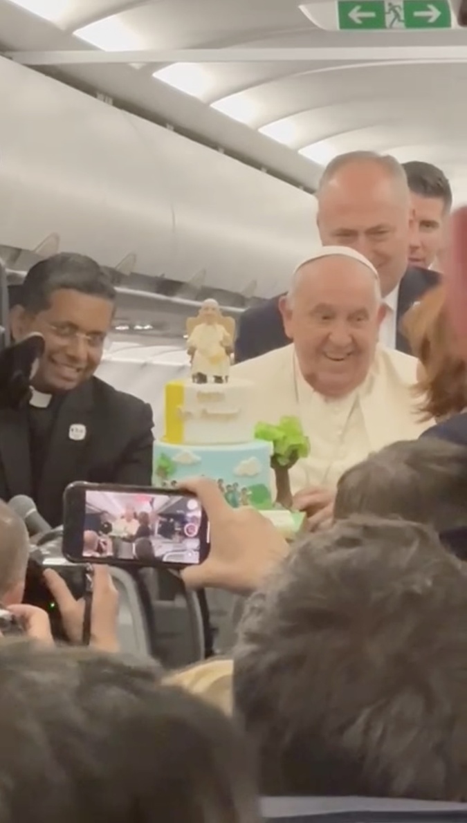 EN DIRECT : vivez avec CNI la visite historique du Pape François en Corse