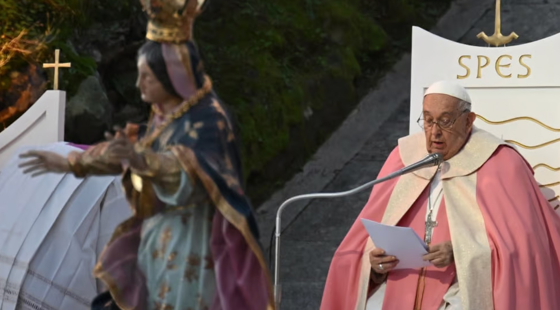 Le pape dit son homélie. Photo AFP / TIZIANA FABI.