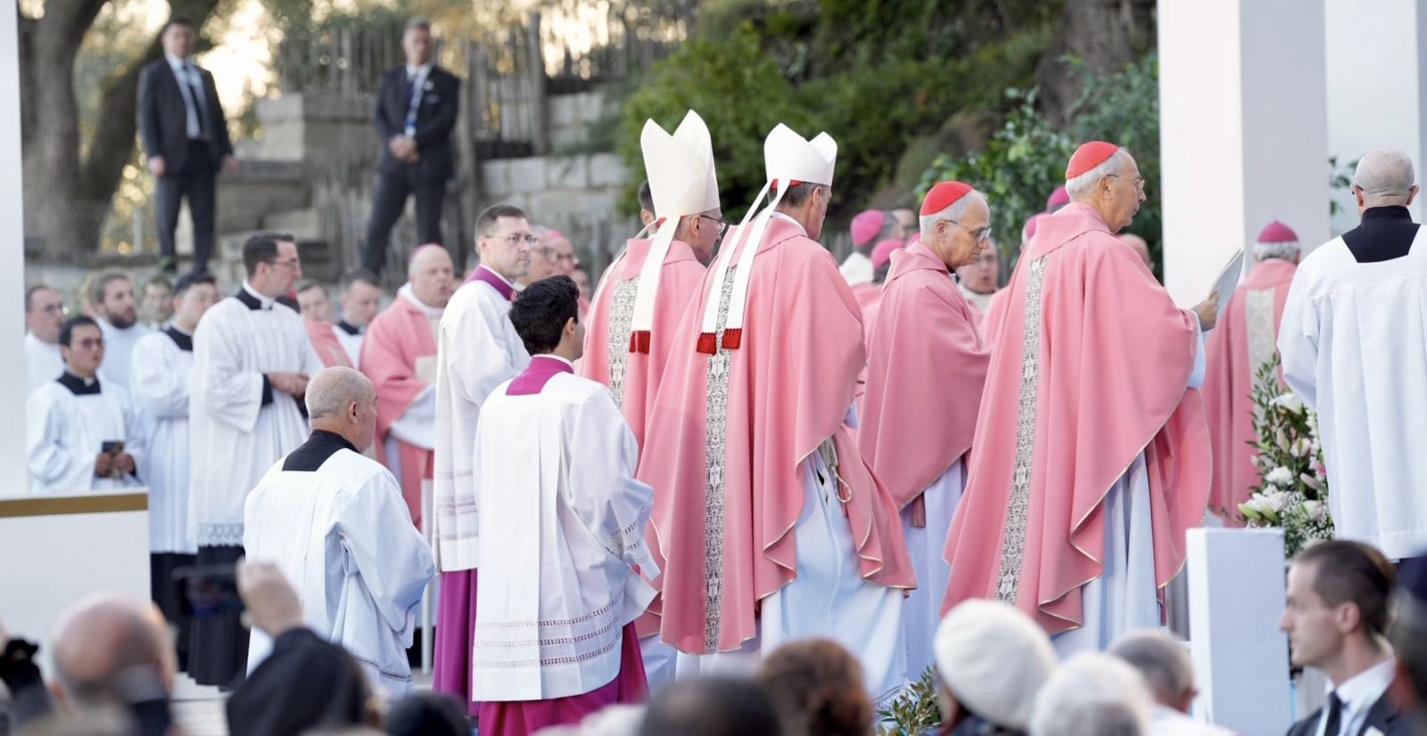 Le Cardinal François Bustillo, évêque de Corse, entouré du cardinal Mamberti et des évêques. Photo Paule Santoni.