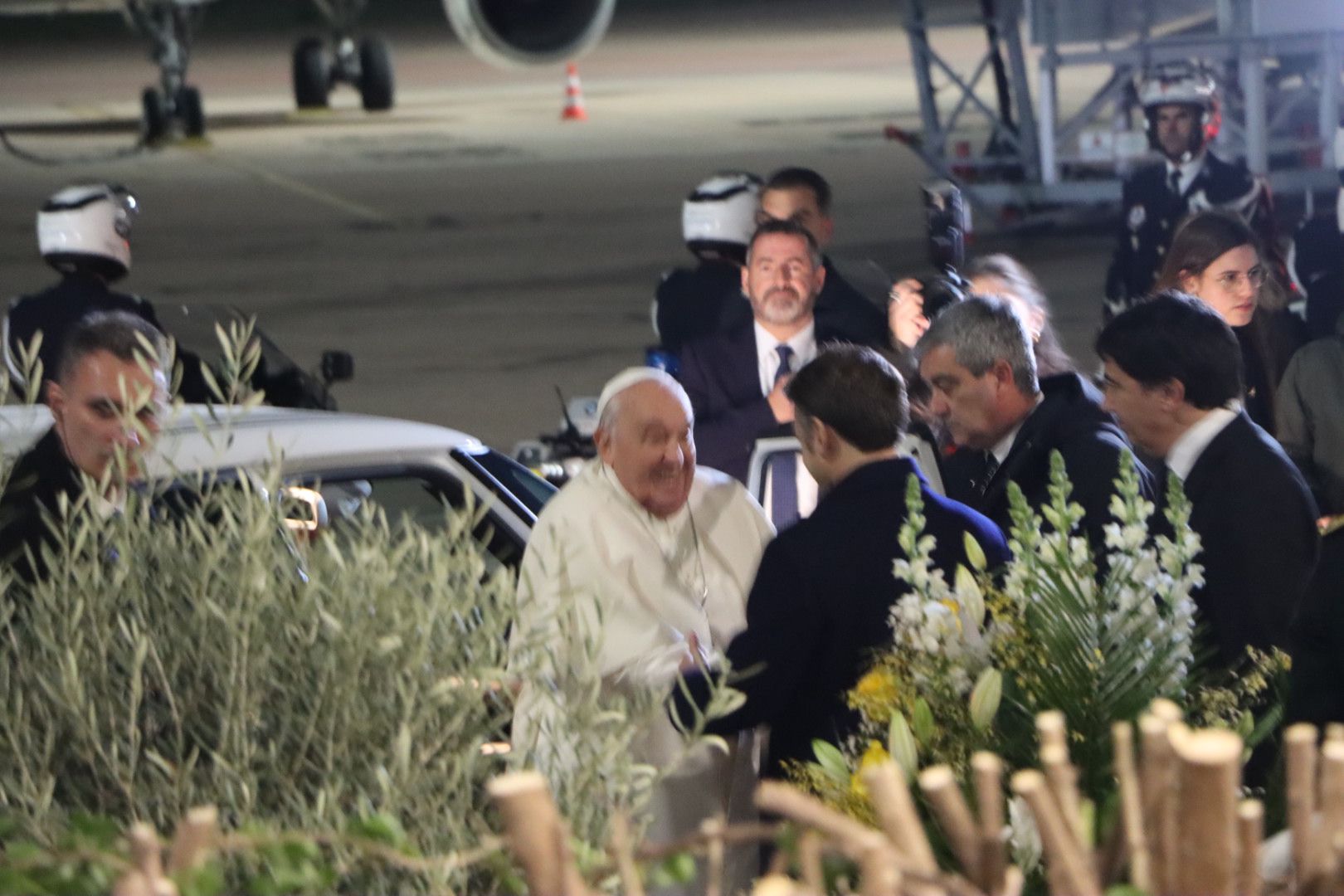 Pape François et Macron : l'accolade avant un entretien privé à l'aéroport d'Ajaccio