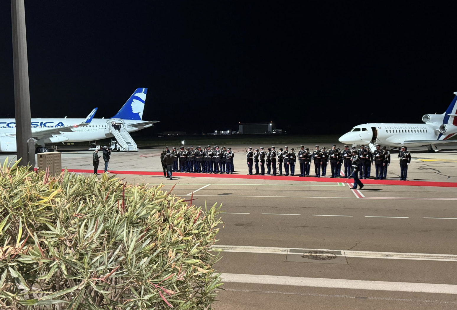 Pape François et Macron : l'accolade avant un entretien privé à l'aéroport d'Ajaccio