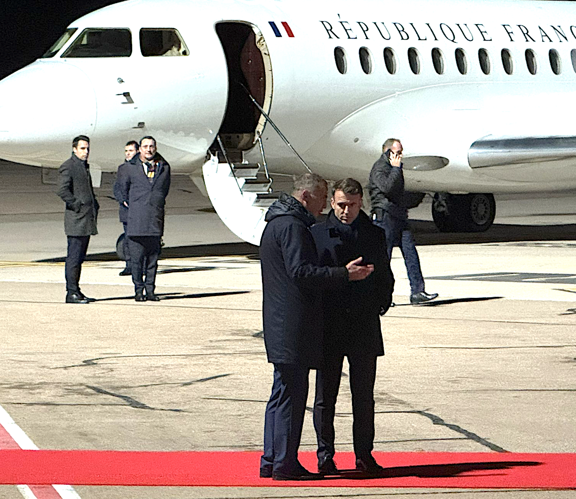 Pape François et Macron : l'accolade avant un entretien privé à l'aéroport d'Ajaccio