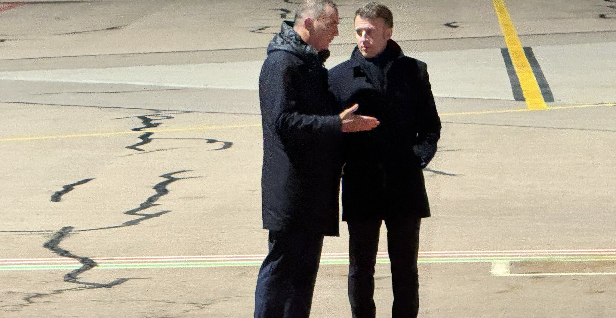 Le président du Conseil exécutif de Corse, Gilles Simeoni, et le président de la République française, Emmanuel Macron, s'entretiennent sur le tarmac de l'aéroport d'Aiacciu avant que l'avion du pape ne décolle pour Rome. Photo CNI.