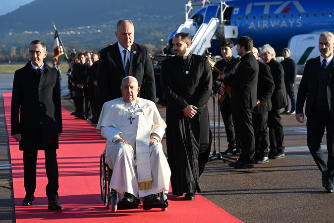 À son arrivée sur le tarmac de l'aéroport Napoléon Bonaparte, le Pape François a été accueilli par le ministre de l'Intérieur et des cultes, Bruno Retailleau (photo : AFP)