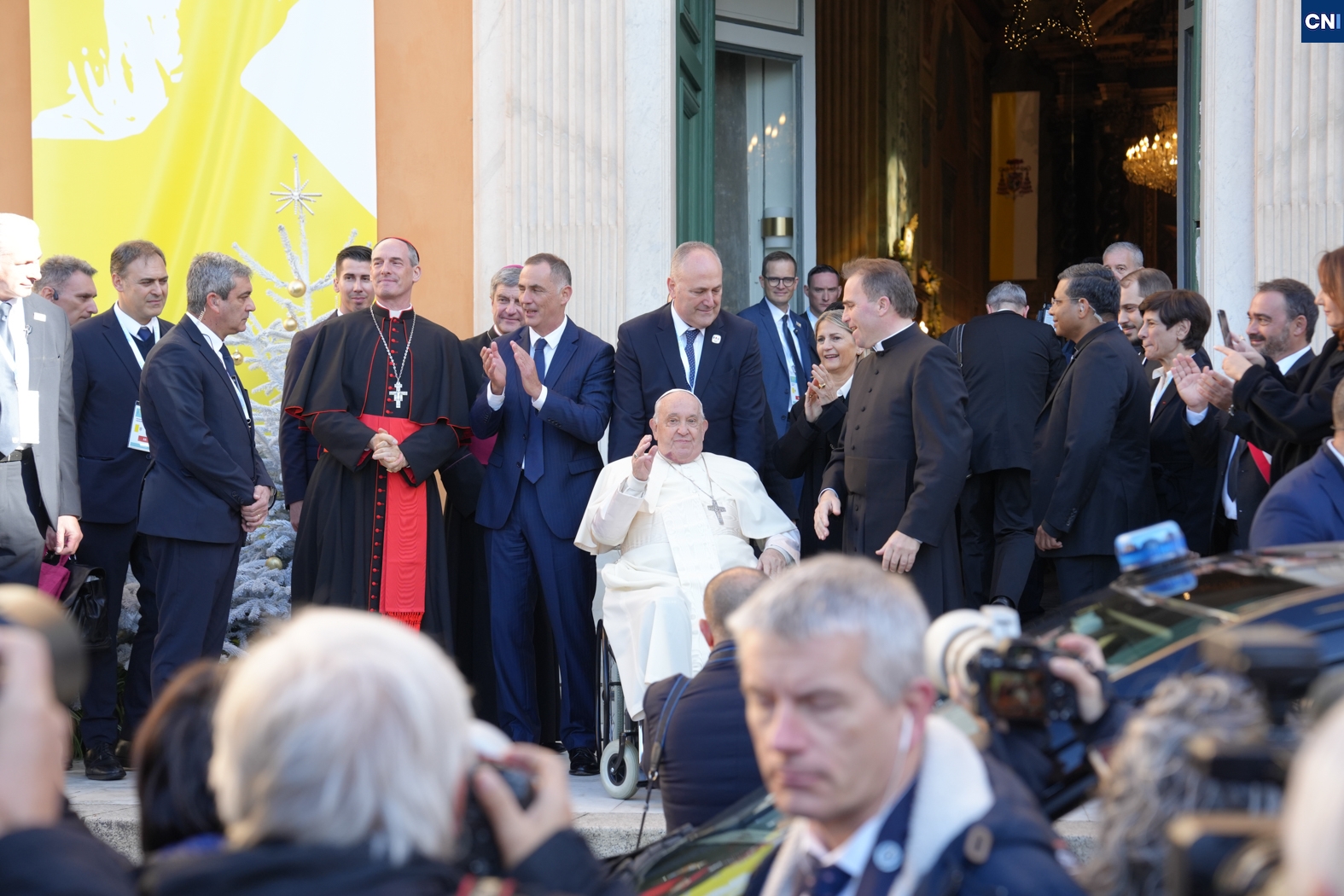 Le Pape François en visite historique en Corse, le 15 décembre 2024, devant la cathédrale Notre Dame de l’Assomption d’Aiacciu, entouré du cardinal Bustillo, évêque de Corse, du vicaire général, Frédéric Constant, des représentants politiques de la ville et de la région, dont le président de l’Exécutif corse, Gilles Simeoni. Photo Paule Santoni.