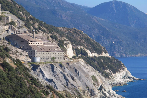 Le site de la mine et de l'ancienne usine d'amiante situé au-dessus de la RD 80 sur la commune de Canari dans le Cap Corse.