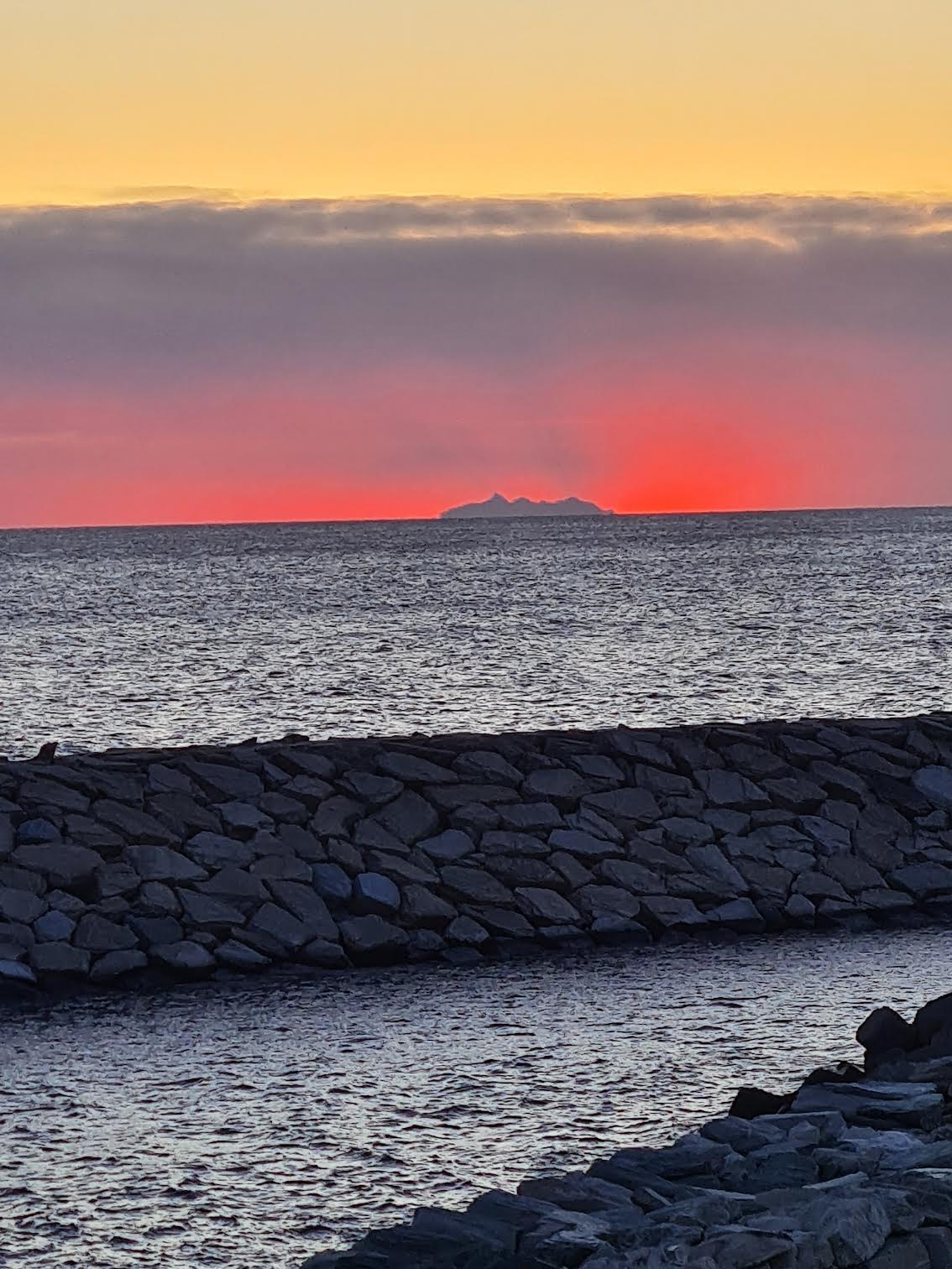 Lever de soleil sur Capraia (Claude Raffalli)