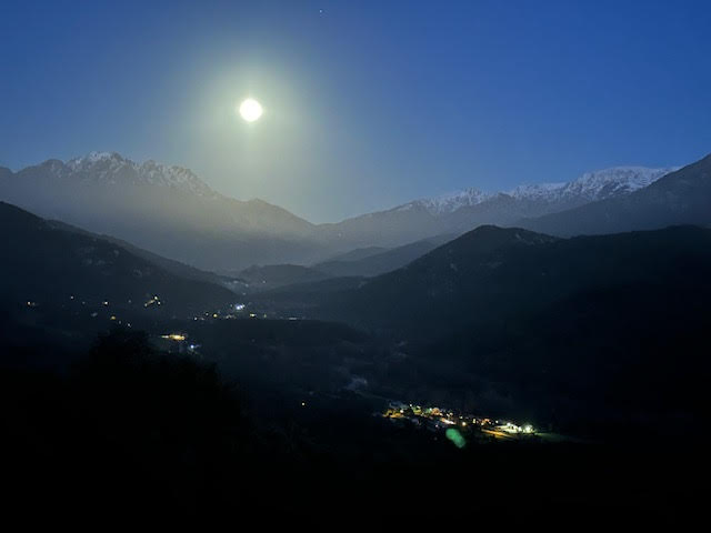 A luna splende sopra u Monte d'Oru (Patrick Oliveau)