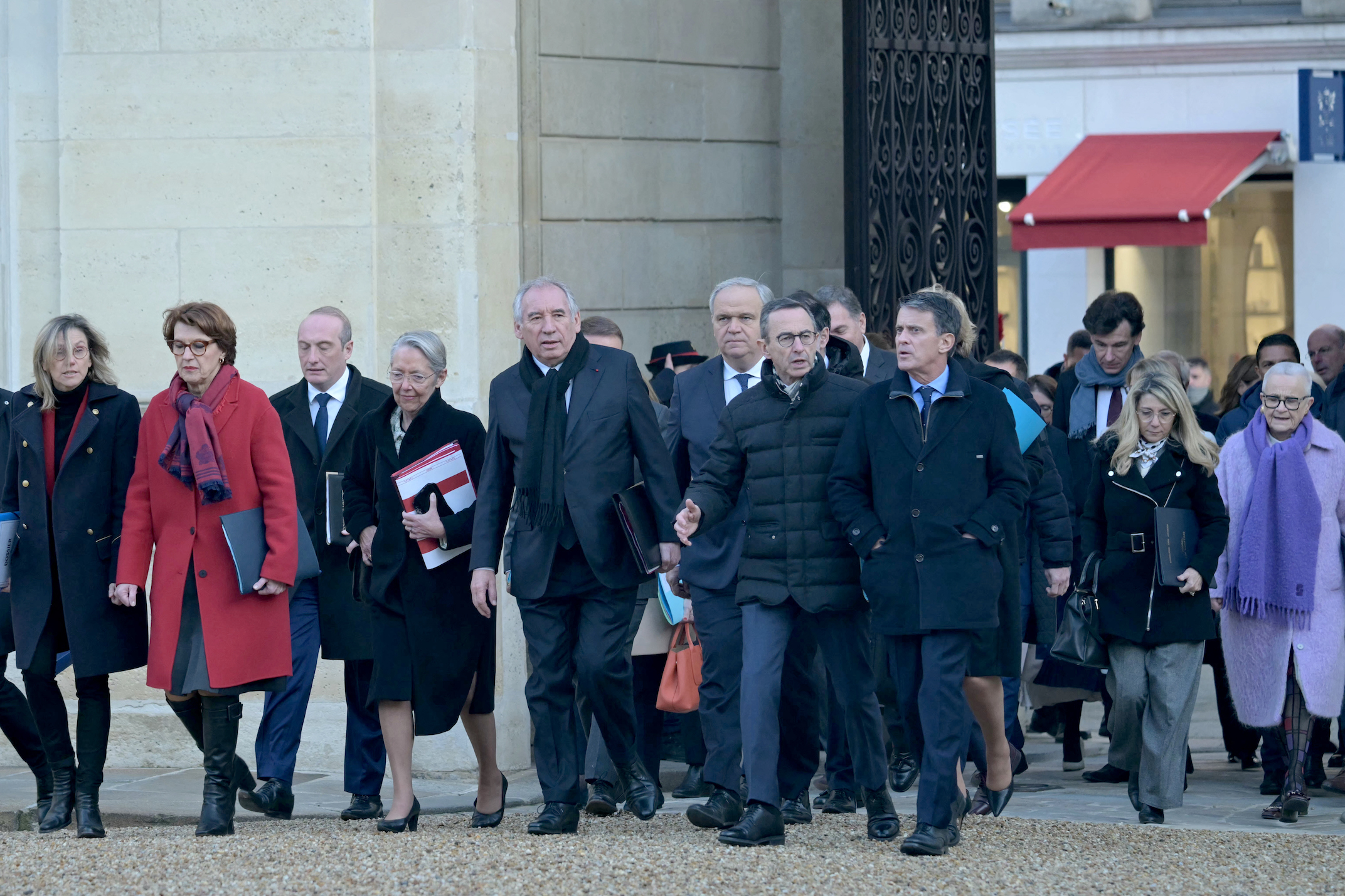 Agnès Pannier-Runacher, ministre de la Transition écologique, de la Biodiversité, des Forêts, de la Mer et de la Pêche, Annie Genevard, ministre de l'Agriculture et de la Souveraineté alimentaire, Laurent Marcangeli, ministre de la Fonction publique, de l'action publique et de la simplification, Elisabeth Borne,ministre de l'Éducation nationale et de l'Enseignement supérieur. et de la recherche Elisabeth Borne, le Premier ministre français François Bayrou, le secrétaire d'État auprès du ministre français de l'Intérieur François-Noël Buffet, le ministre français de l'Intérieur l'intérieur Bruno Retailleau, la ministre déléguée française à la mémoire et aux anciens combattants Patricia Miralles et la ministre déléguée française à la ruralité Françoise Gatel arrivent pour assister à un conseil des ministres à l'Elysée à Paris, le 3 janvier 2025.  (Photo AFP)