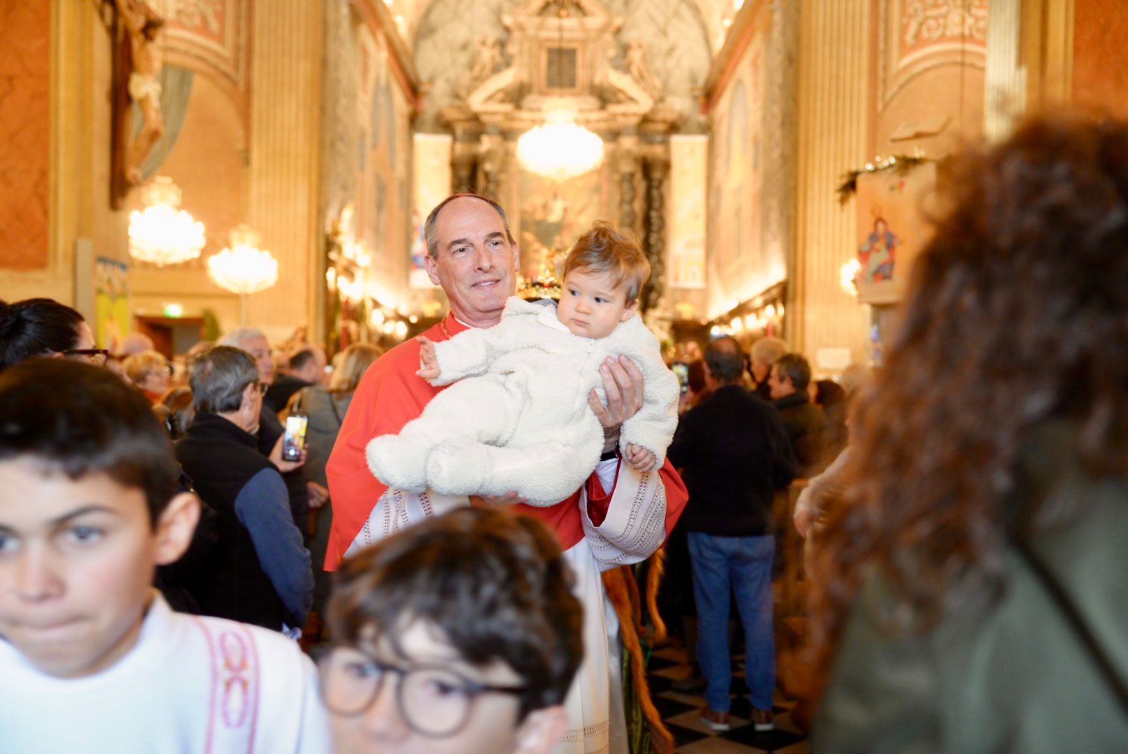 EN IMAGES - A Ajaccio, des Rois Mages en Cadillac et des enfants en fête pour l'Épiphanie 