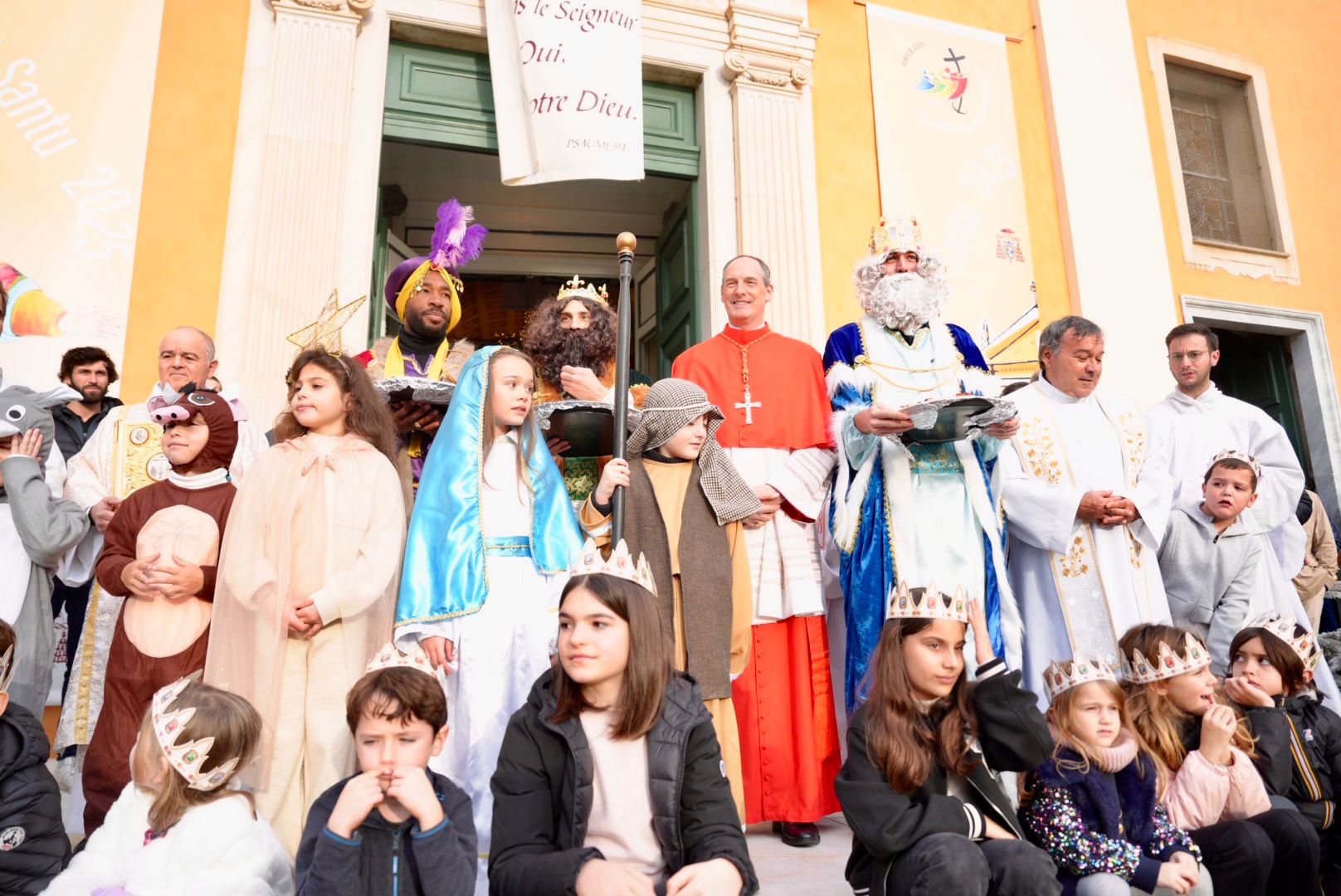 EN IMAGES - A Ajaccio, des Rois Mages en Cadillac et des enfants en fête pour l'Épiphanie 