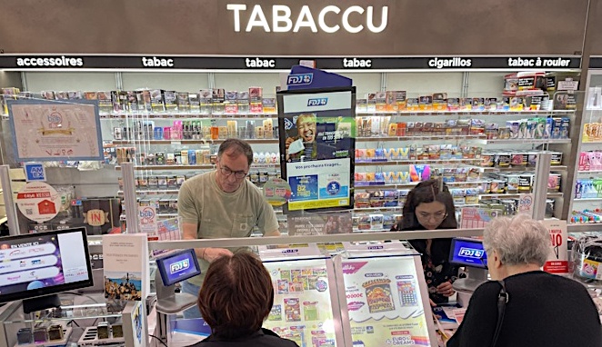 José Oliva dans son bureau de tabac à Borgo.