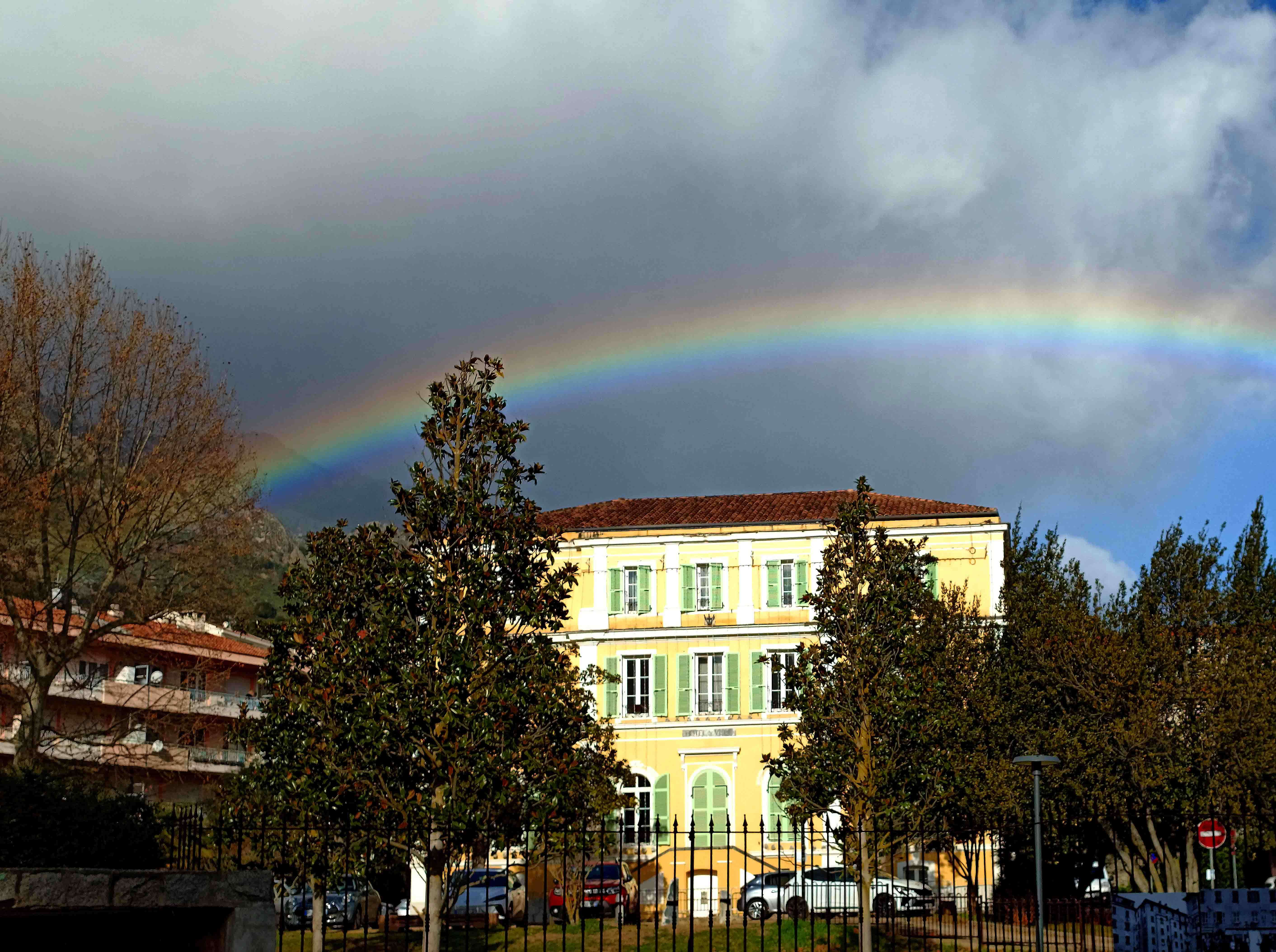 L'actuelle mairie, sublimée par cet arc-en-ciel, était jadis le château du Duc de Padoue. (Grazi Ritratti)