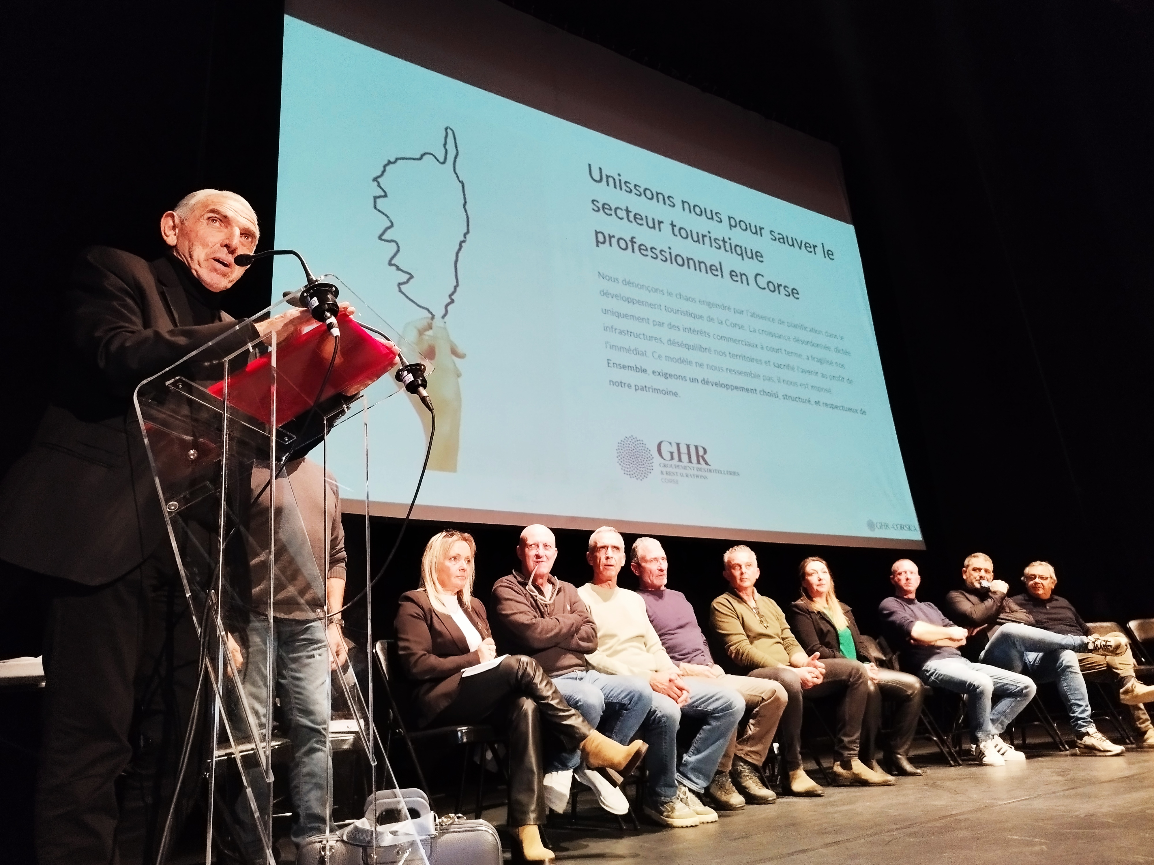 Le président du GHR-Corsica, César Filippi (à gauche), avait invité à Porto-Vecchio plusieurs représentants du monde économique insulaire : des taxis, agriculteurs, pêcheurs ou professionnels du bâtiment.