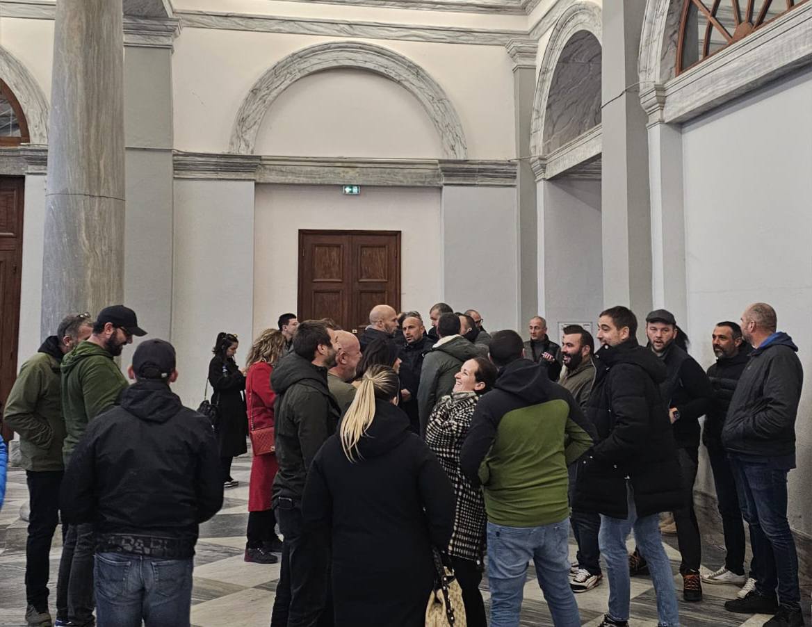 Plusieurs dizaines de personnes s'étaient rassemblées devant le tribunal pour apporter leur soutien aux quatre militants durant l'audience. Photo Core in Fronte