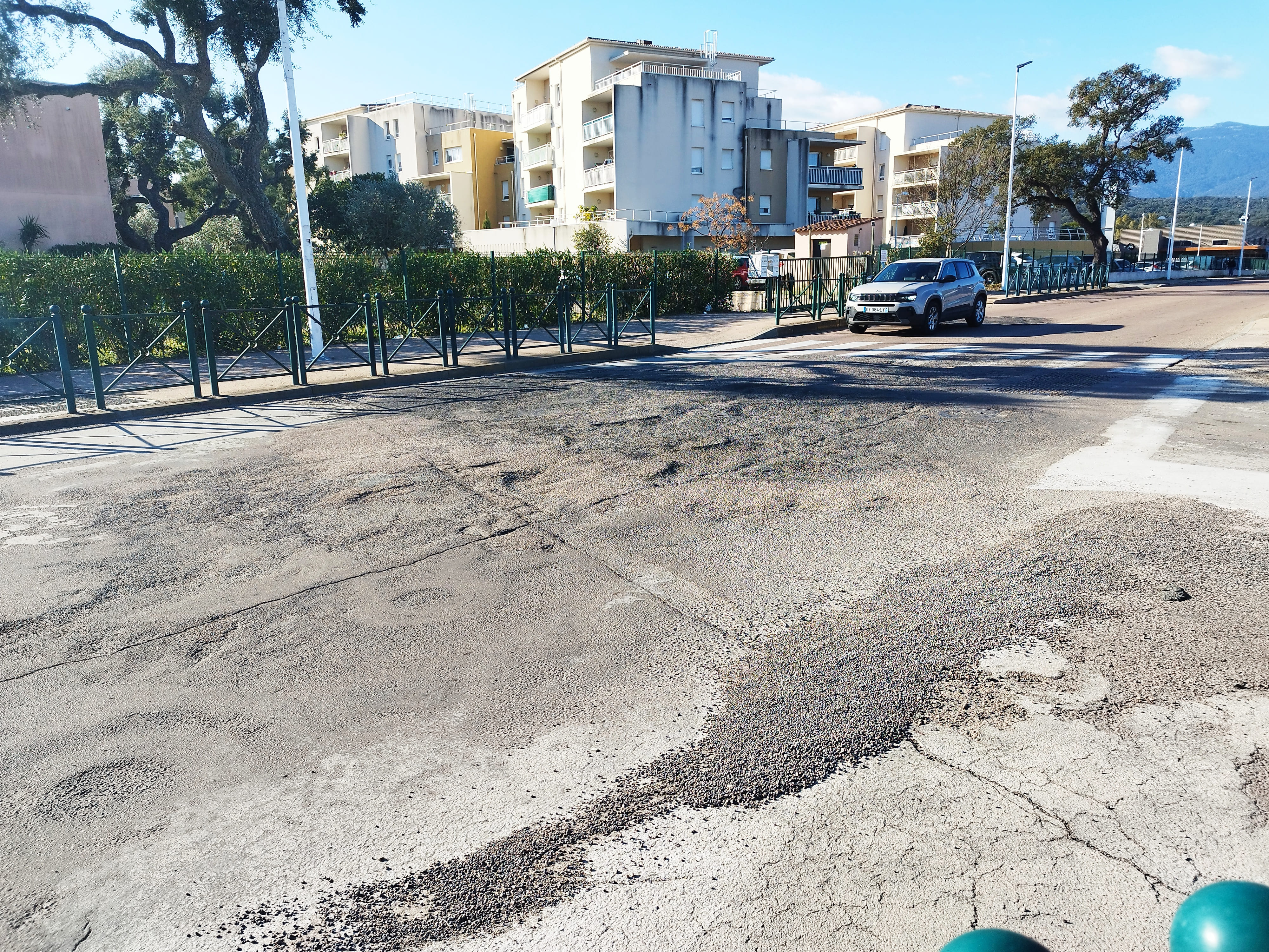 La route qui dessert le collège et le lycée de Porto-Vecchio est en piteux état.