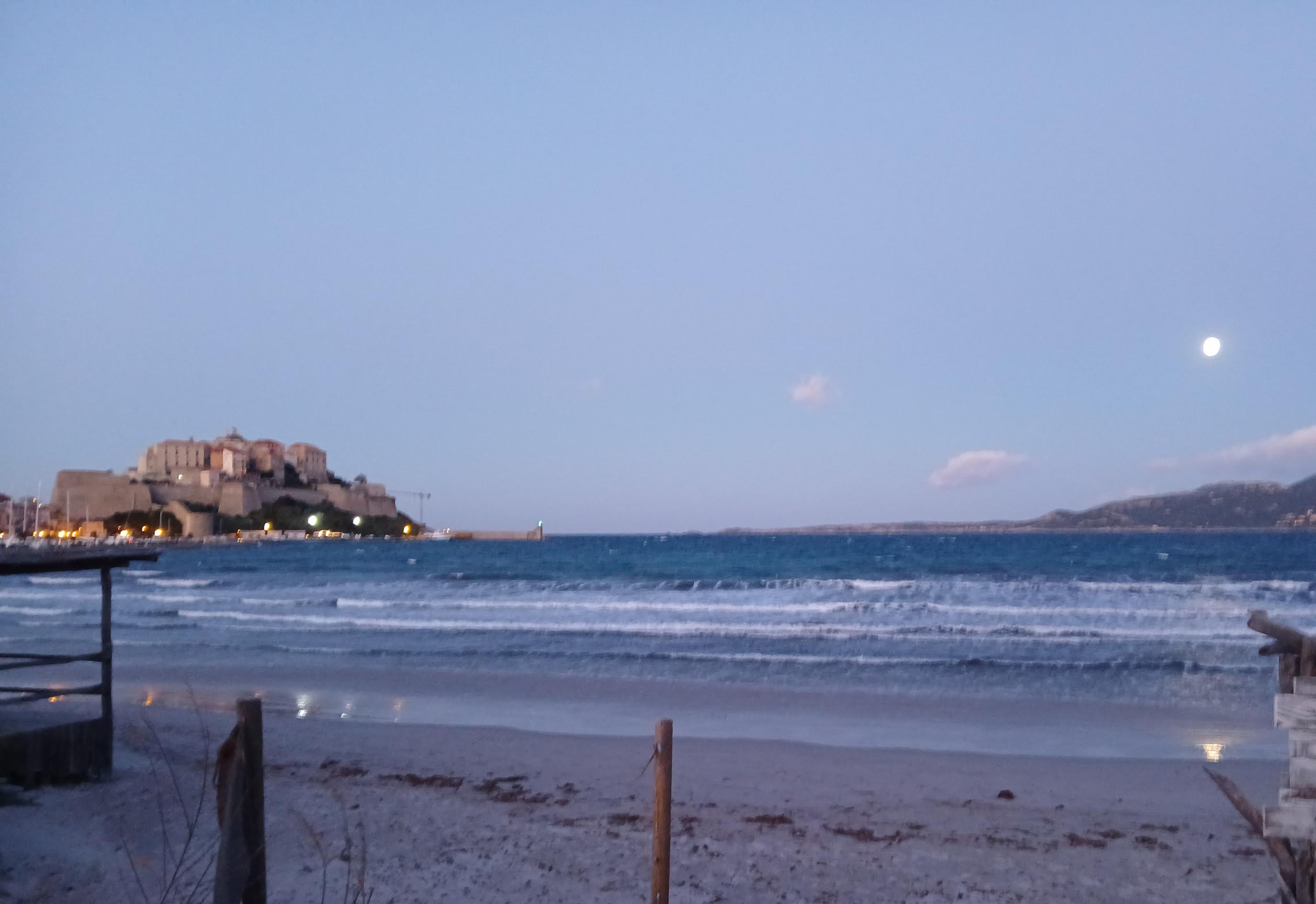 La photo du jour : quand la pleine lune se lève sur la baie de Calvi