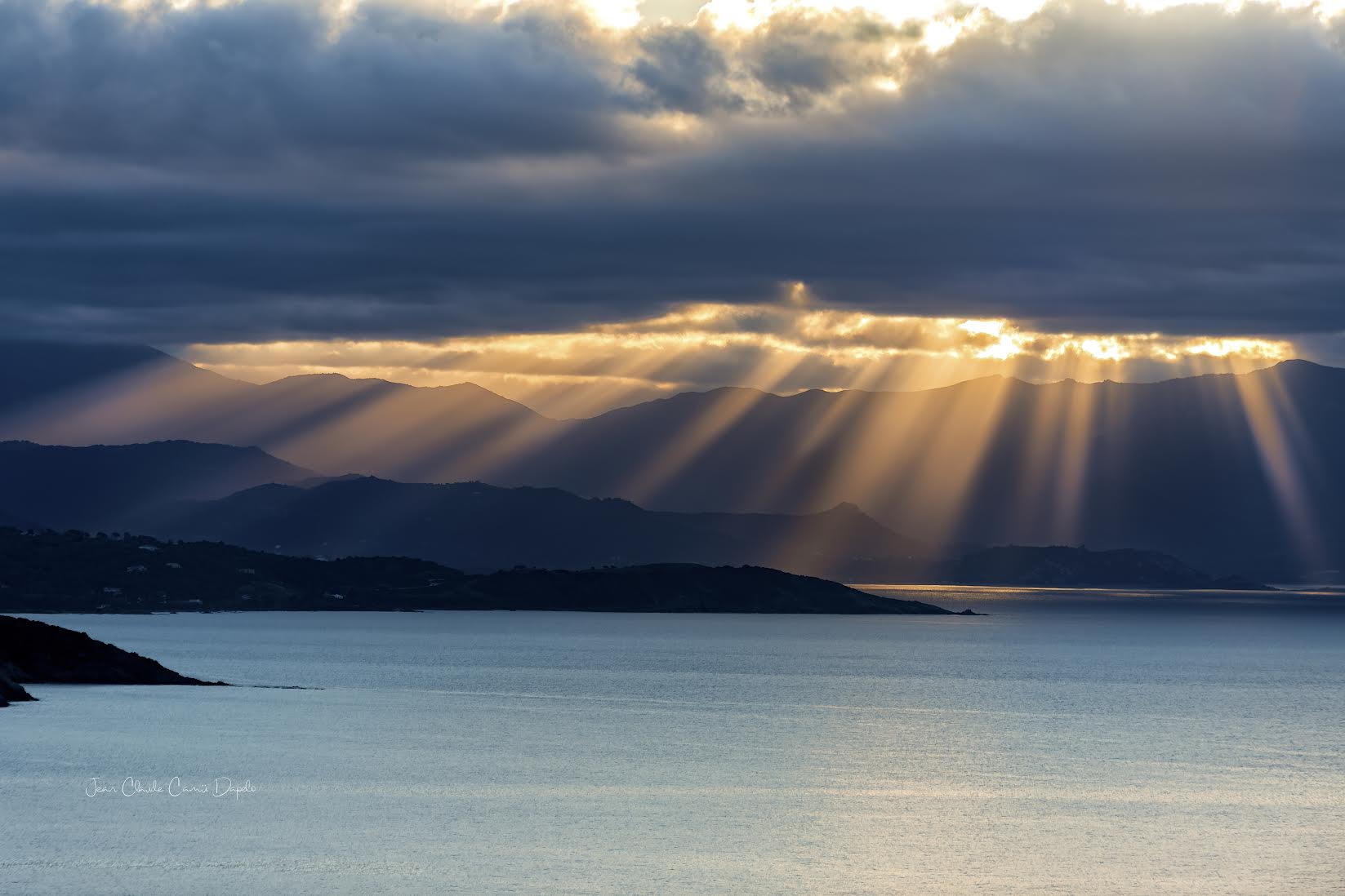 La photo du jour : "Que la lumière soit…" sur le golfe de Sagone