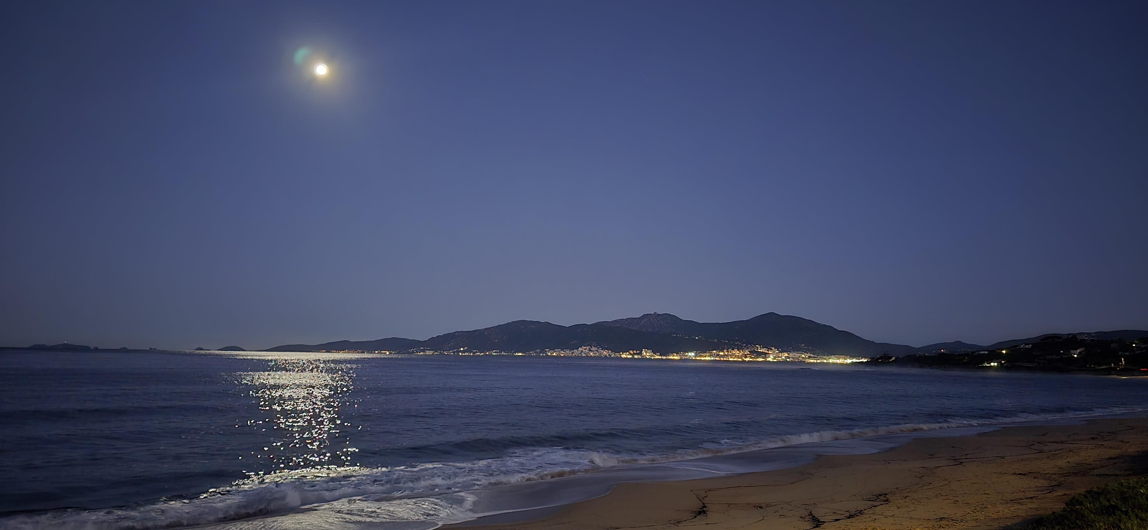 La photo du jour : le ciel, la lune, la mer et le golfe d'Ajaccio