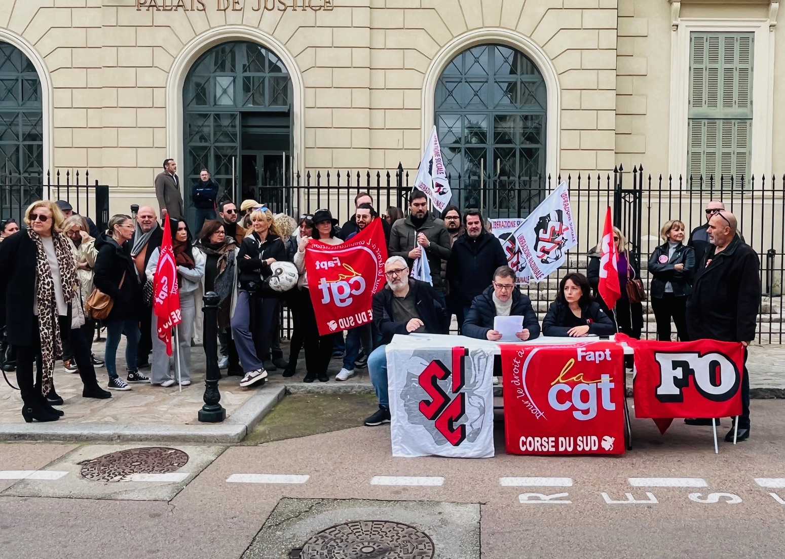 Une quarantaine de salariés sont venus soutenir les élus du CSE assignés en justice par la Poste.