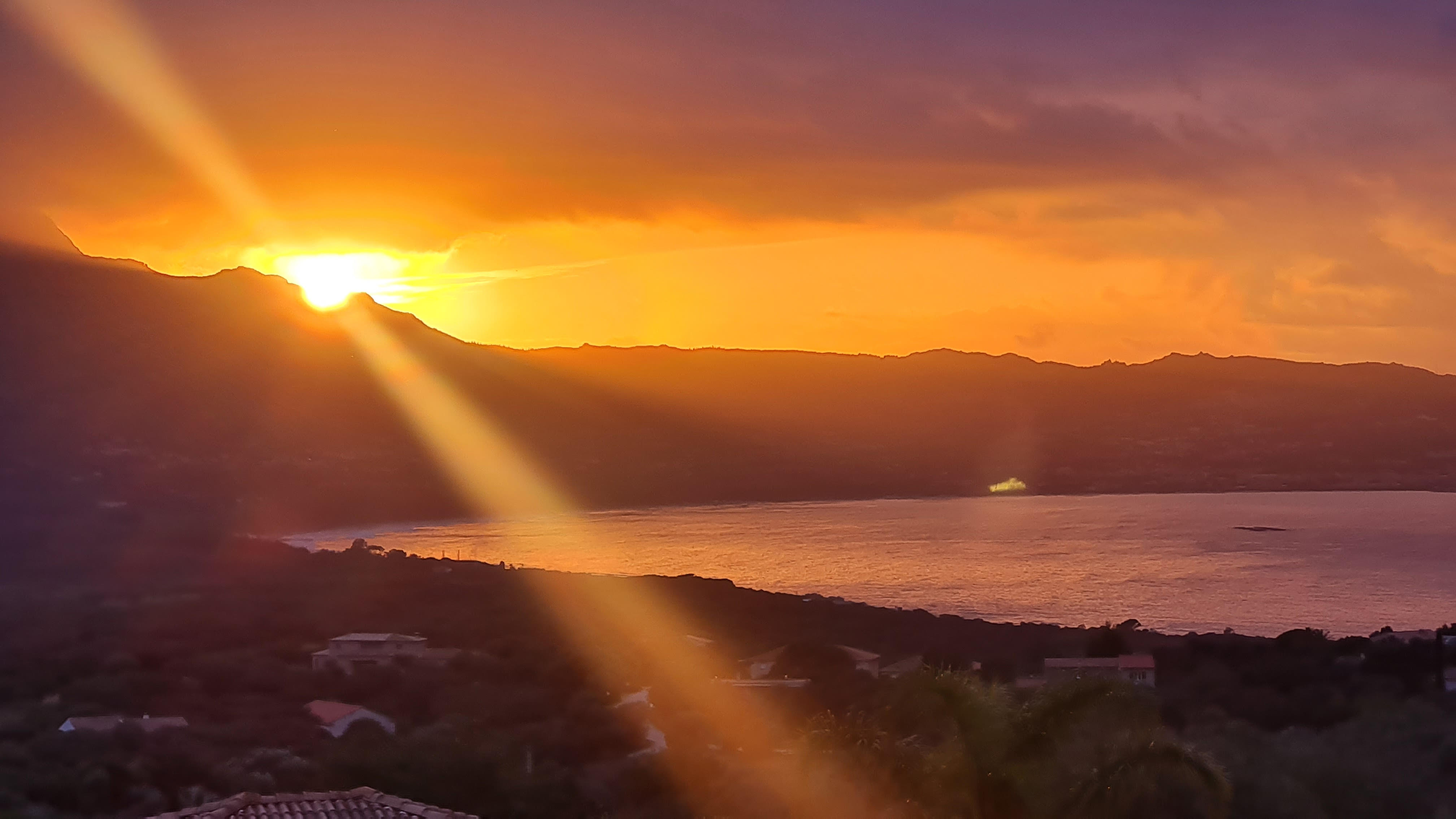 La photo du jour : quand le soleil plonge au-dessus de Calvi