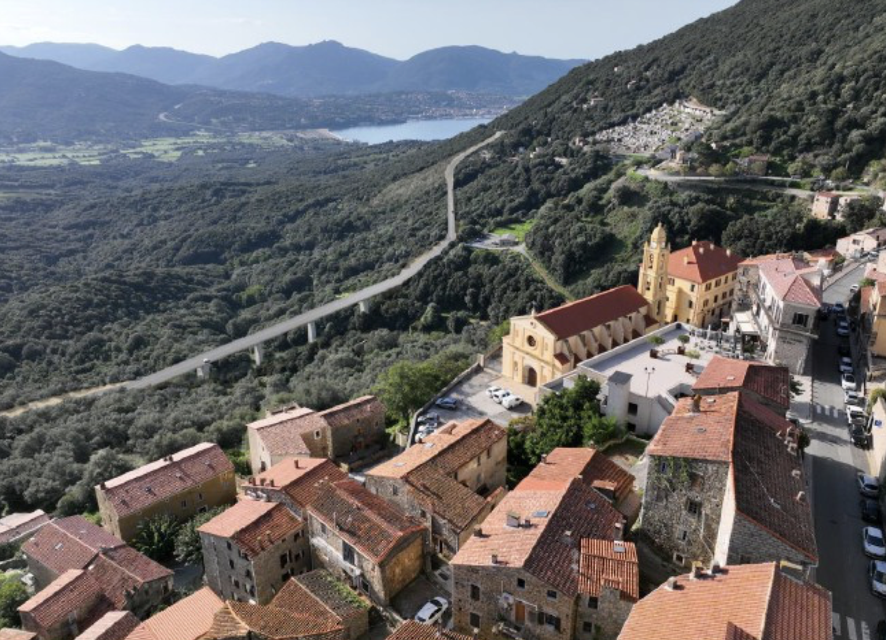 Pour pouvoir contourner la traversée du coeur du village d'Olmeto, la construction de viaducs est envisagée (Illustration : Collectivité de Corse)