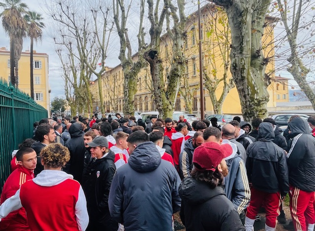 Plus d'une centaine de supporters, joueurs et salariés se sont rassemblée devant l'Assemblée de Corse ce vendredi après-midi.