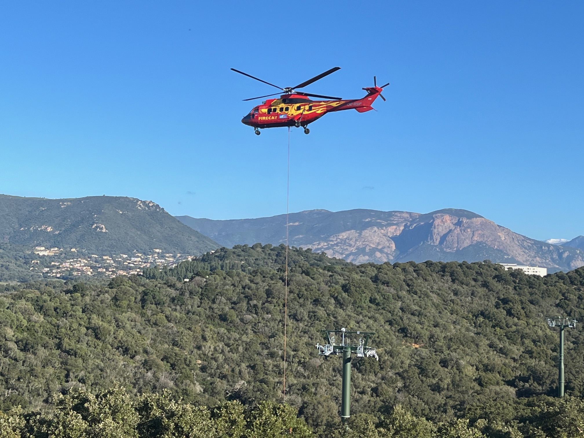 L'installation des pylônes situés dans la massif du Stiletto a nécessité l'intervention d'un hélicoptère de type Super Puma.