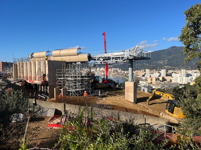 ​Ajaccio : un Super Puma pour héliporter les pylônes du futur téléporté Angelo