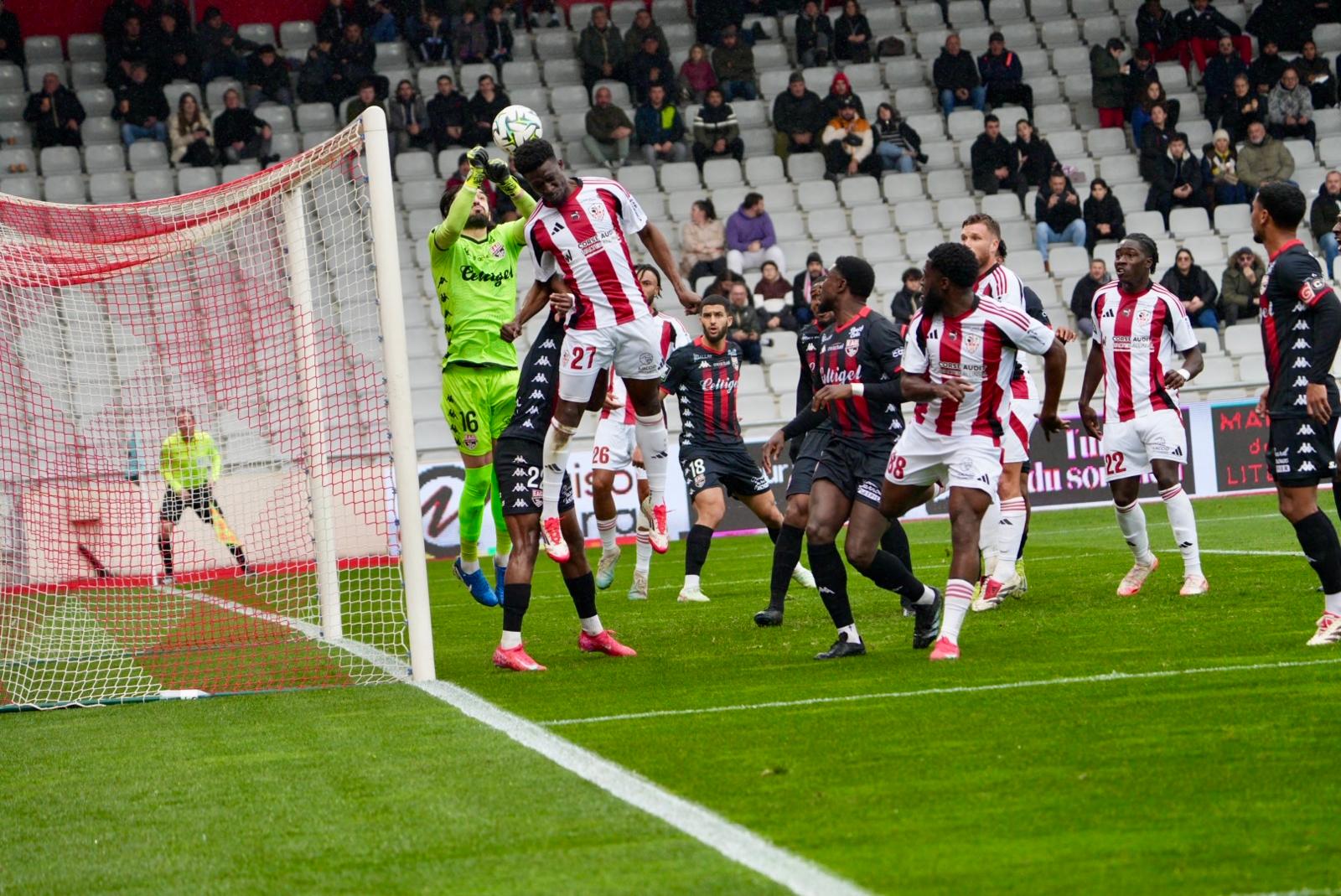 L'AC Ajaccio s'est lourdement incliné à domicile face à Guingamp (photos Paule Santoni)