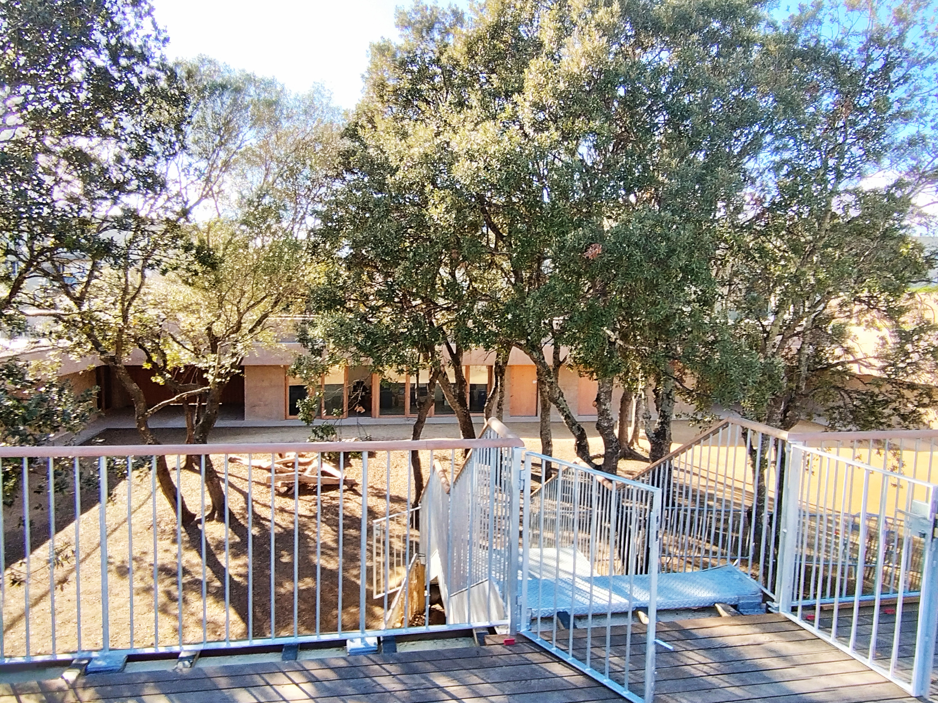 De la cour de l'école, on accède au toit par un escalier. Ce toit sera utilisé par le corps enseignant pour des activités sportives et de jardinage.