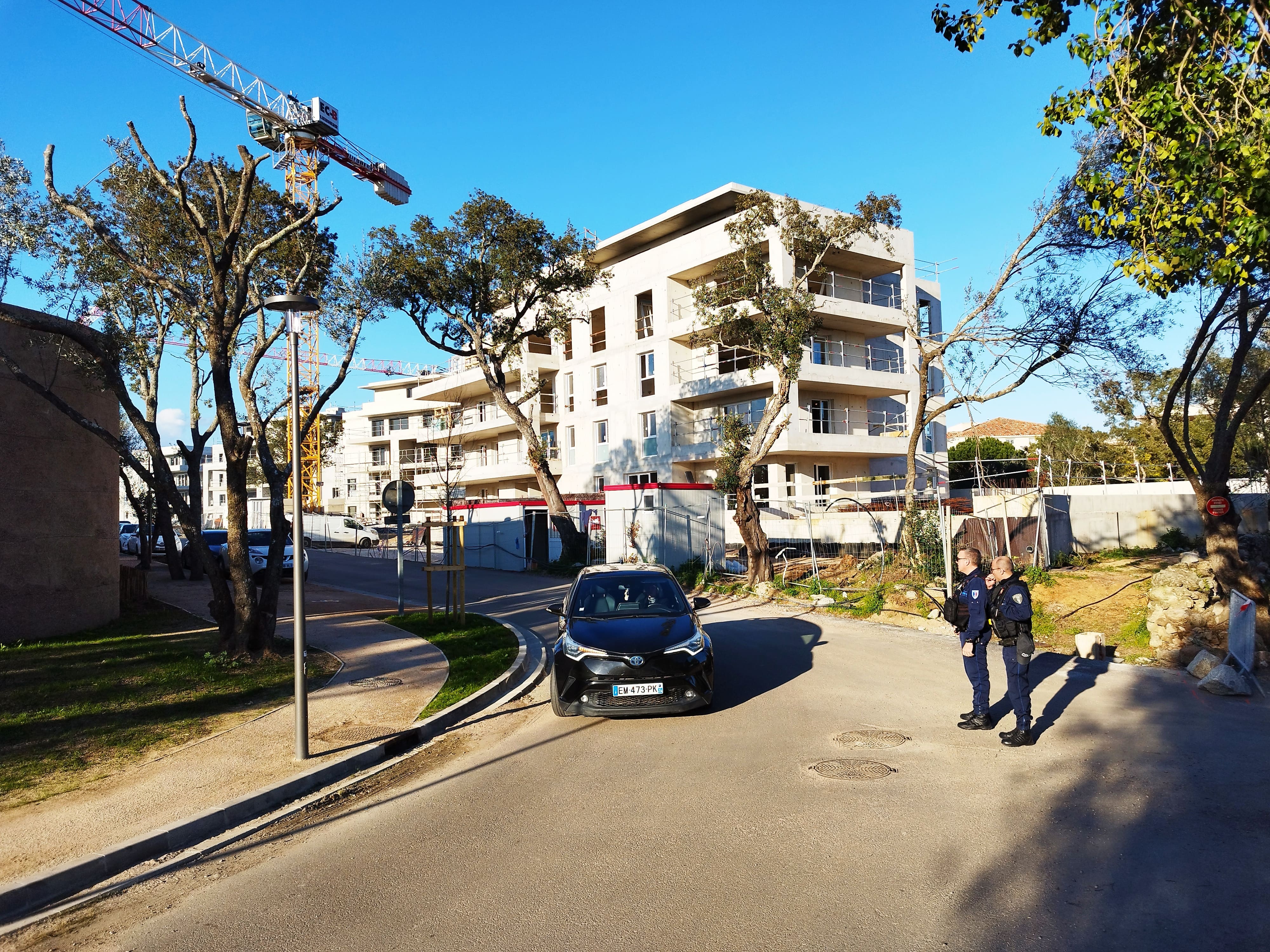 Depuis le 27 janvier, deux policiers municipaux veillent au bon déroulement de la circulation aux heures de pointe aux abords de l'école.