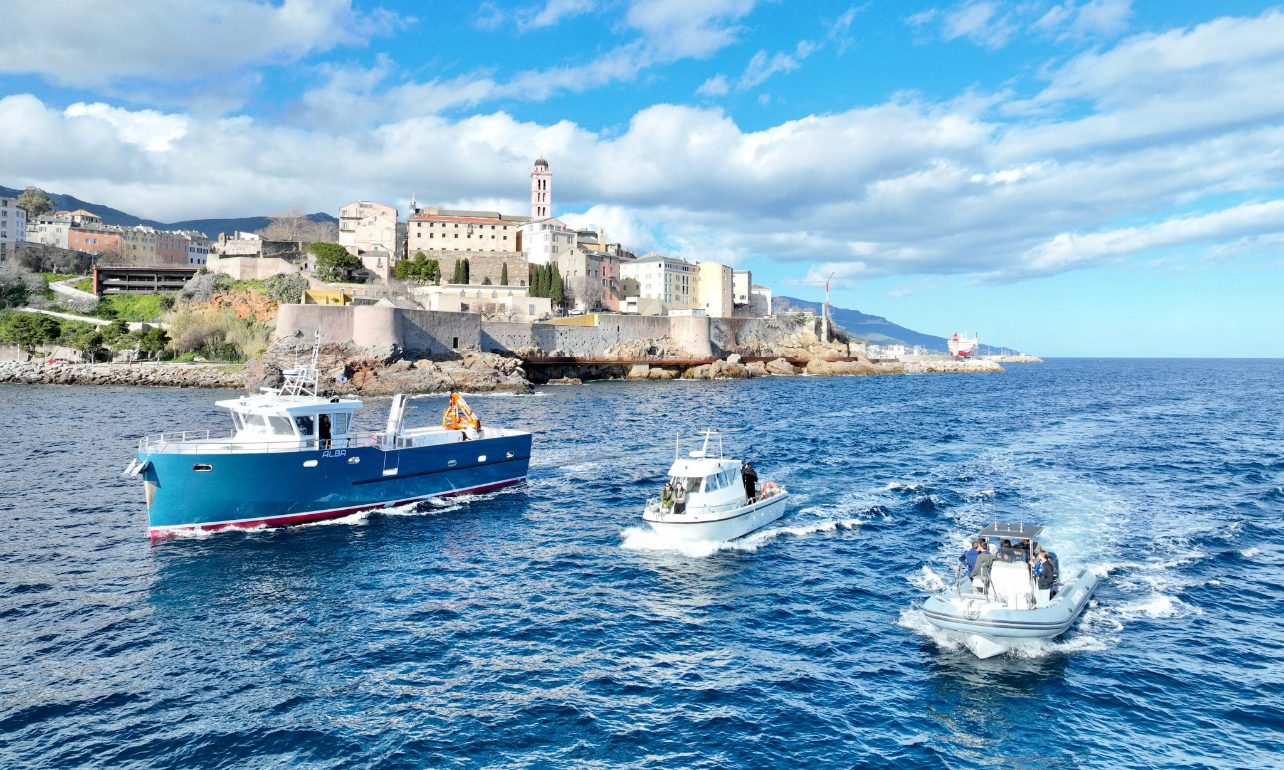 "Alba" escorté par "Liceu marittimu" et "Scola di Marina" (Lycée maritime Bastia)