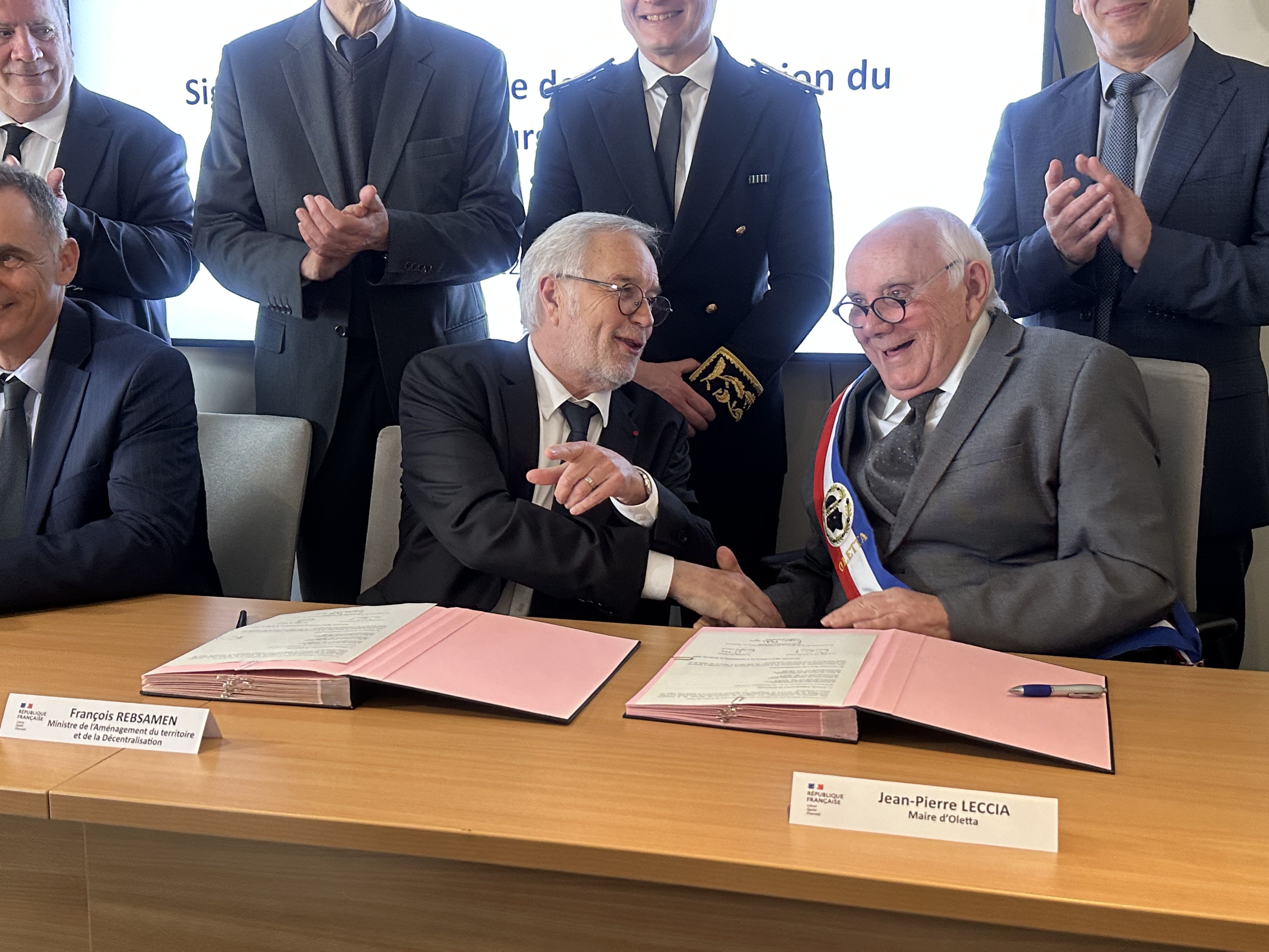 En visite à Oletta, François Rebsamen signe un protocole pour la requalification du village