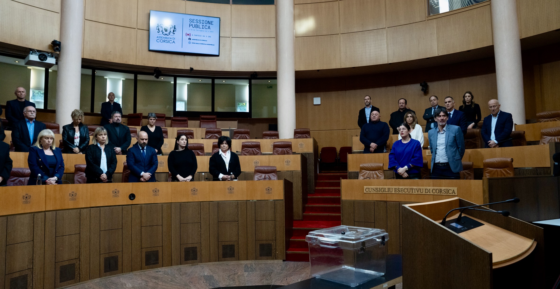 L'Assemblée de Corse observe une minute de silence suite au drame de Ponte-Leccia. Paule Santoni.