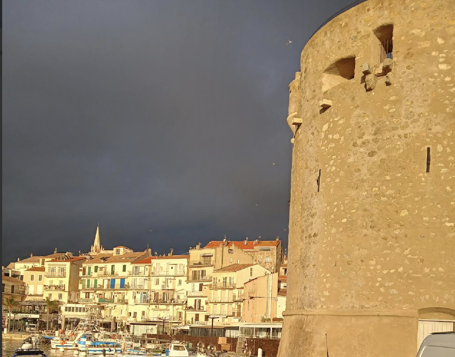 La photo du jour : quand le soleil illumine Calvi et sa citadelle