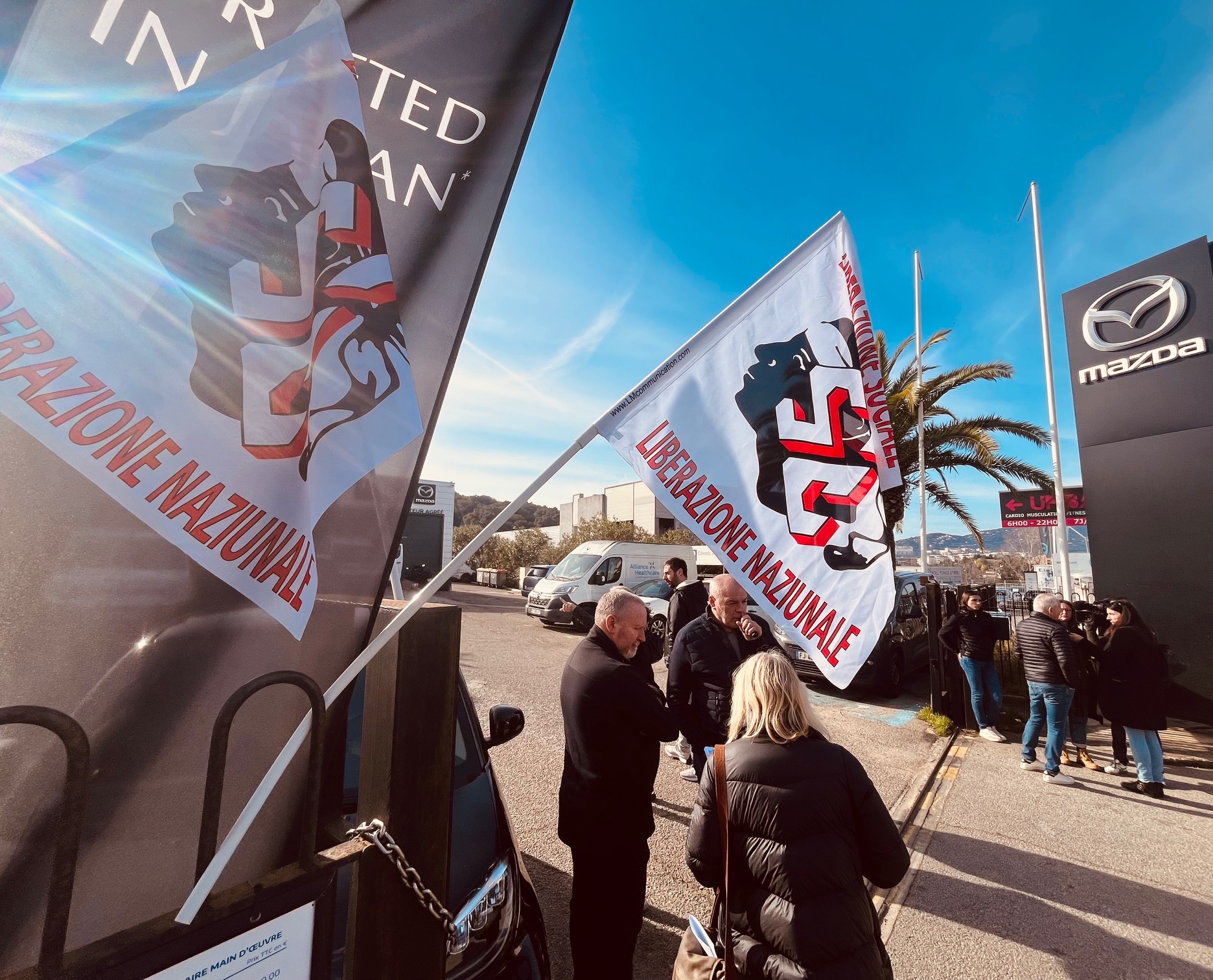 Une vingtaine de militants du STC étaient réunis ce matin devant la concession Citroën d'Ajaccio pour dénoncer le manque de dialogue et de concertation concernant la désignation de représentants au sein du groupe Miniconi.