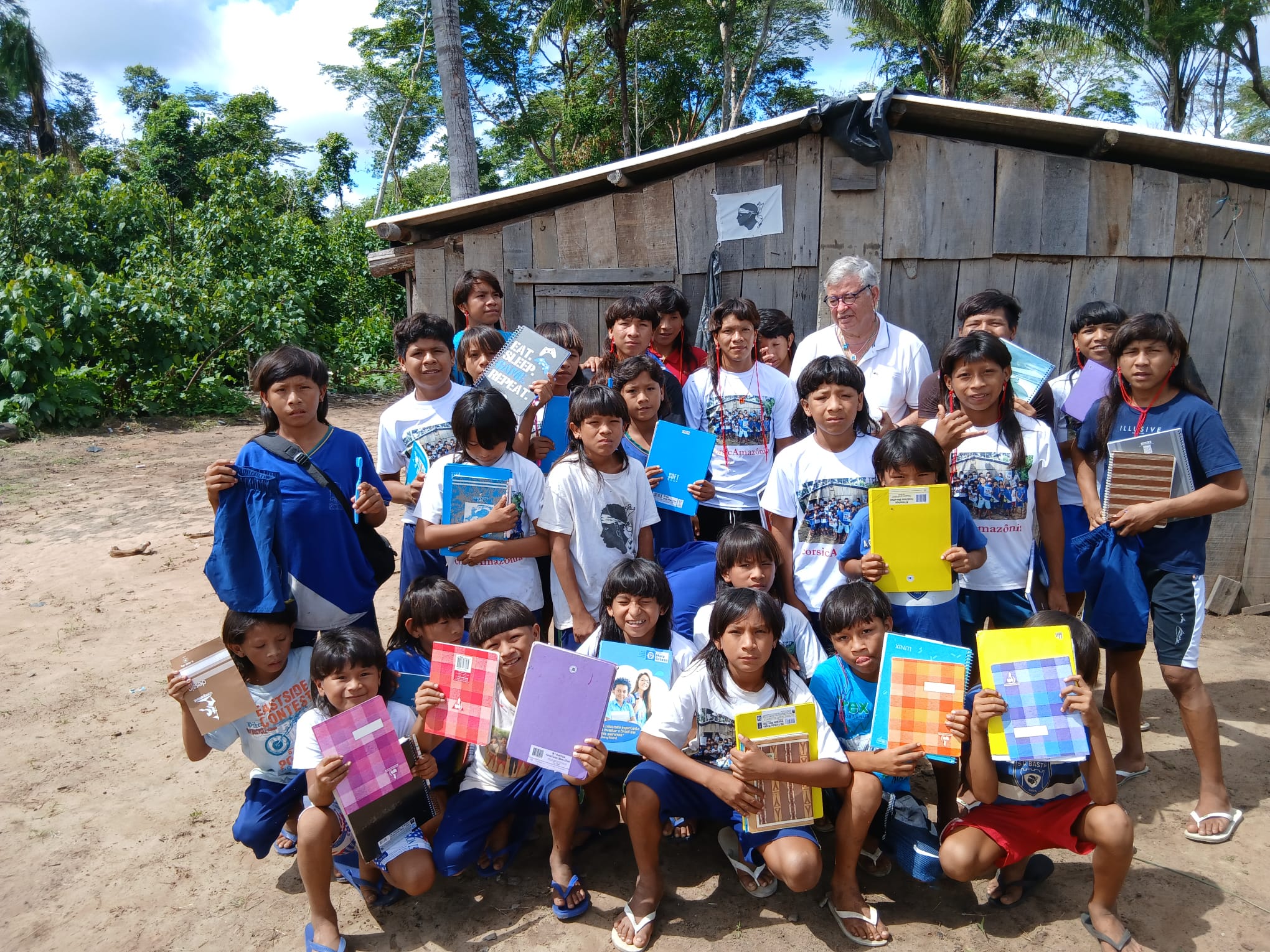 Hervé Cheuzeville a distribué des centaines de fournitures scolaires aux enfants Enawenê Nawê