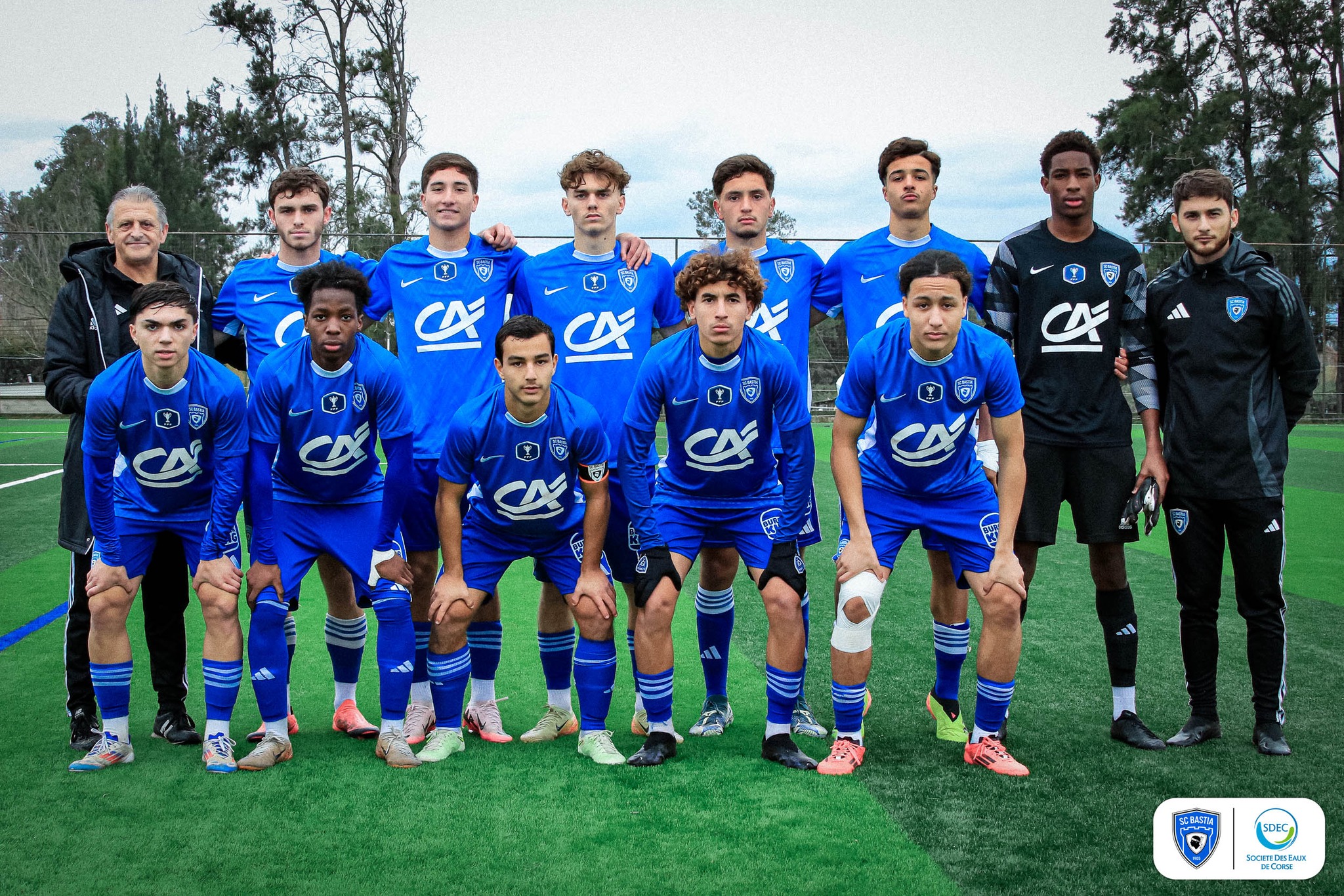 Philippe Le Maire (à l'extrême gauche), son adjoint Pasquà Lucchetti, à droite, et les U18  du Sporting qui tenteront l'exploit face à Lyon. (Photo SC Bastia)