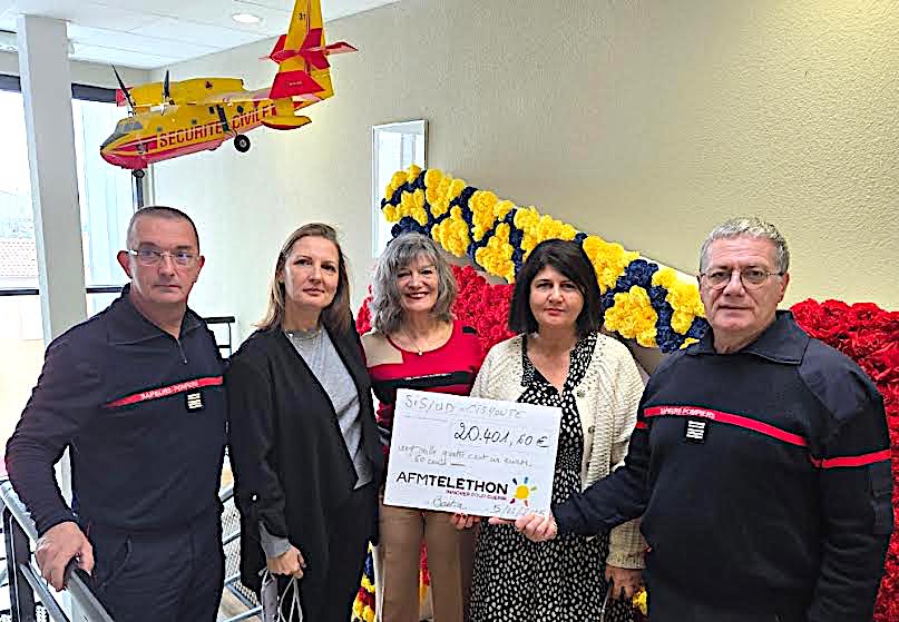 Devant la maquette du camion de pompiers décoré par des roses faites par le patronage de Saint-Joseph, le colonel Pierre Pieri (à droite), le lieutenant-colonel Thierry Nutti, Géraldine Vinciguerra et Jocelyne Tarallo (les chevilles ouvrières du SIS 2B pour le Téléthon) et Catherine Chateau-Artaud coordinatrice AFM Téléthon Haute-Corse