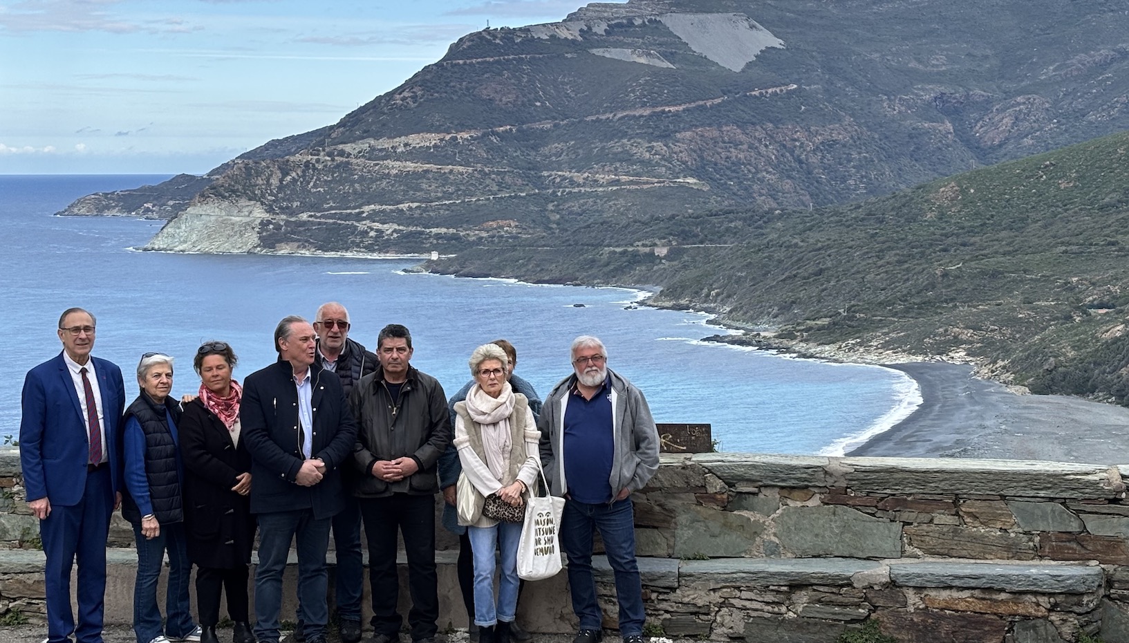 Autour de Guy Armanet, Jean-Marie Dominici et Jean-Toussaint Morganti, les élus opposés au projet posent au-dessus de la plage de Nonza