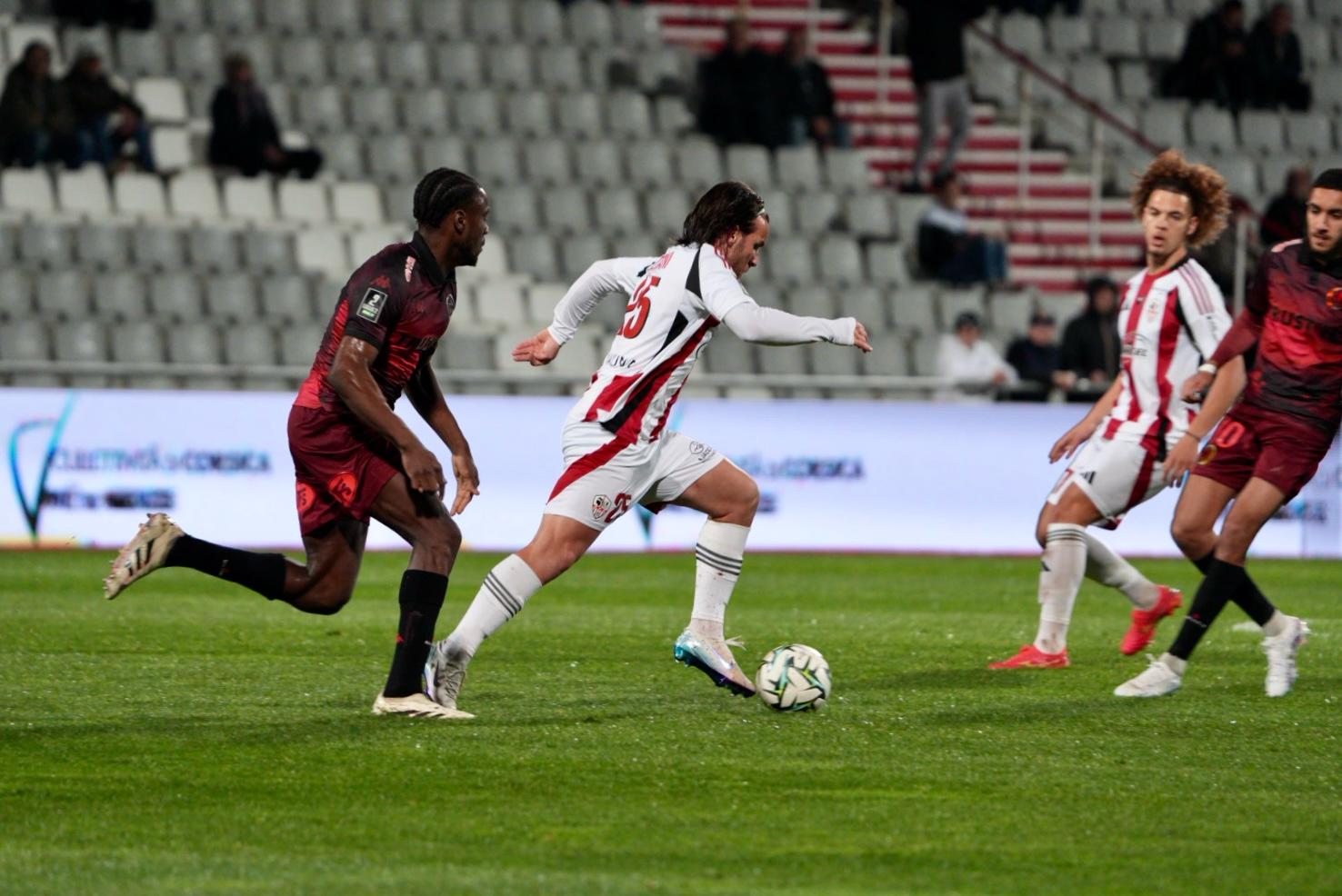 Julien Anziani a été le grand artisan de la victoire de l'ACA face au Red Star (photo Paule Santoni).