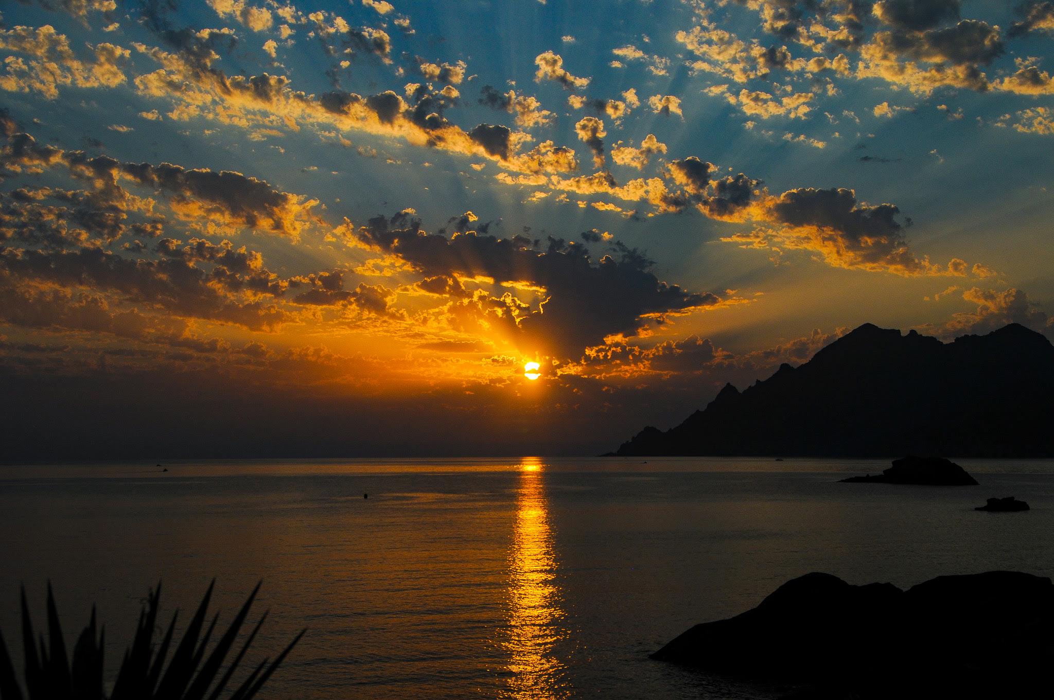 La photo du jour : le golfe de Porto au soleil couchant