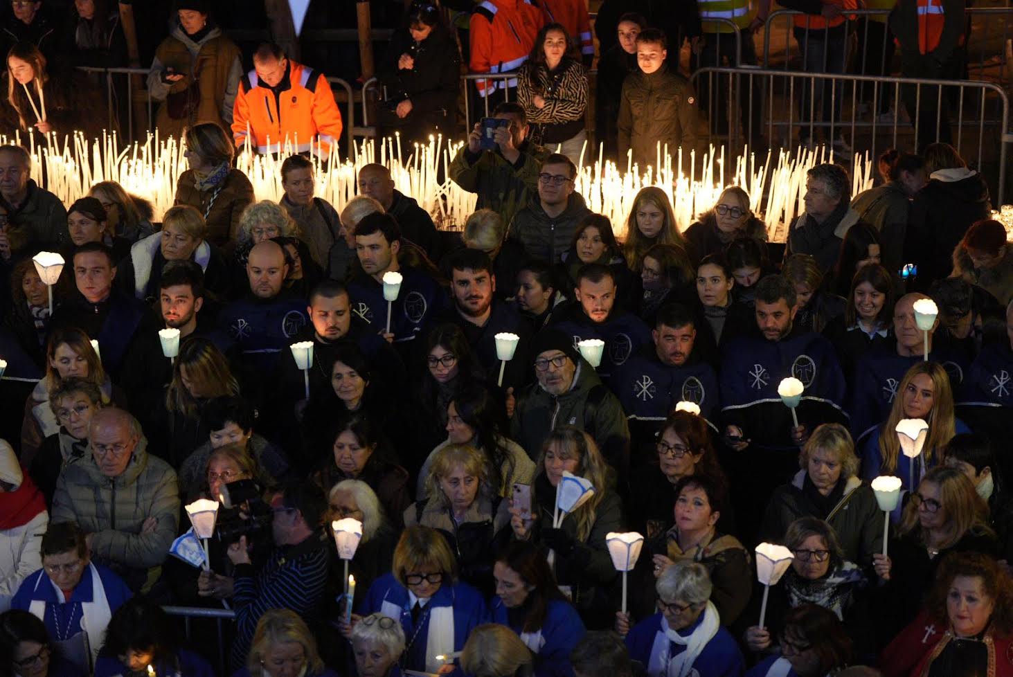 EN IMAGES - Ajaccio : une foule immense pour la procession aux flambeaux de la Madonuccia