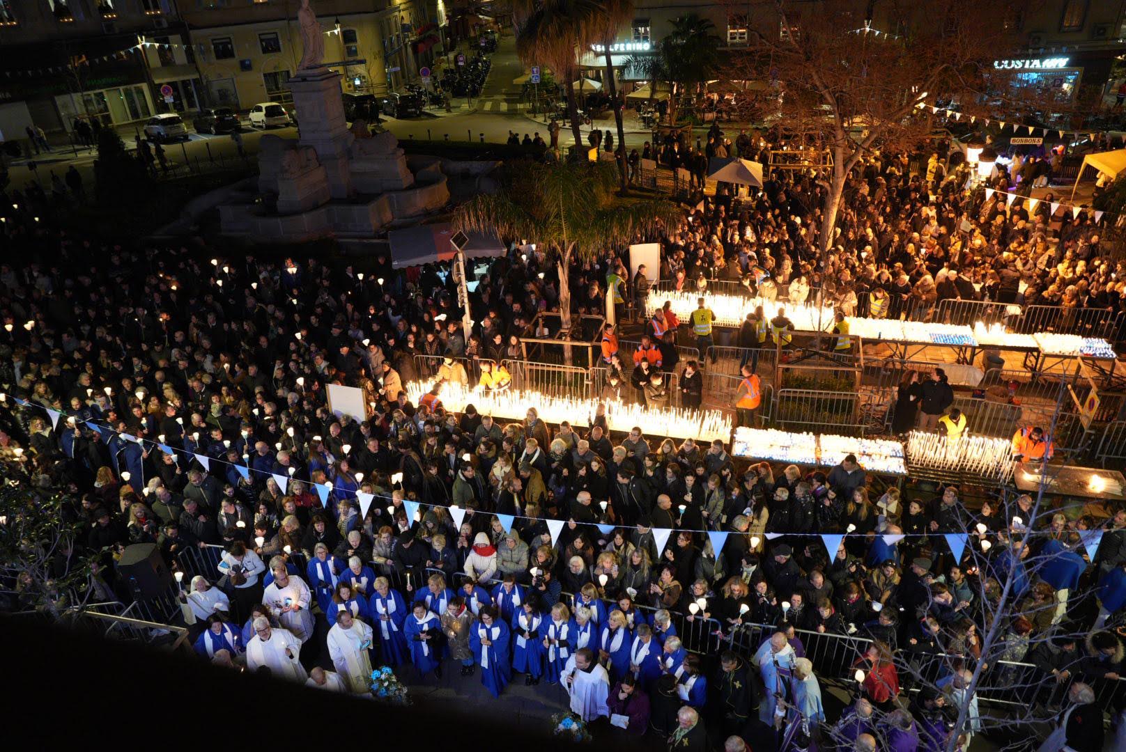 EN IMAGES - Ajaccio : une foule immense pour la procession aux flambeaux de la Madonuccia