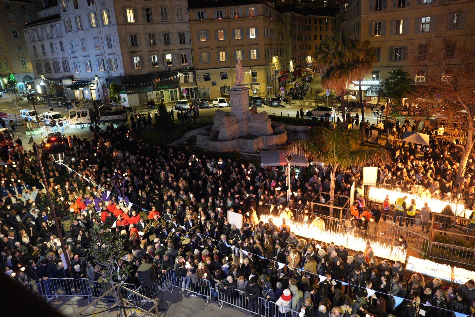 EN IMAGES - Ajaccio : une foule immense pour la procession aux flambeaux de la Madonuccia