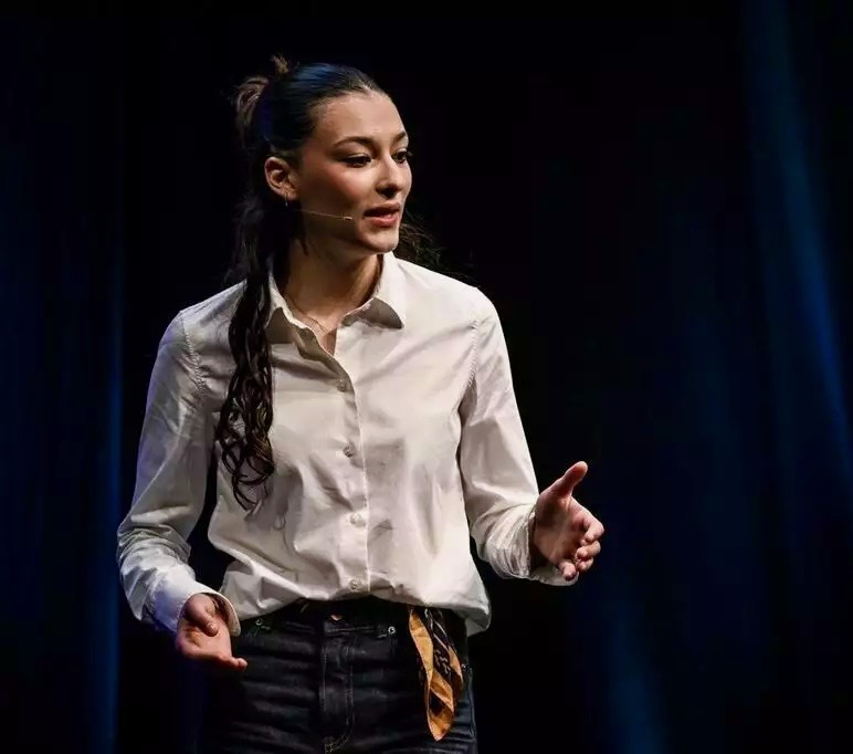 Anna-Gioia Fara, lycéenne à Porto-Vecchio, en route pour la demi-finale d’un concours national de plaidoiries