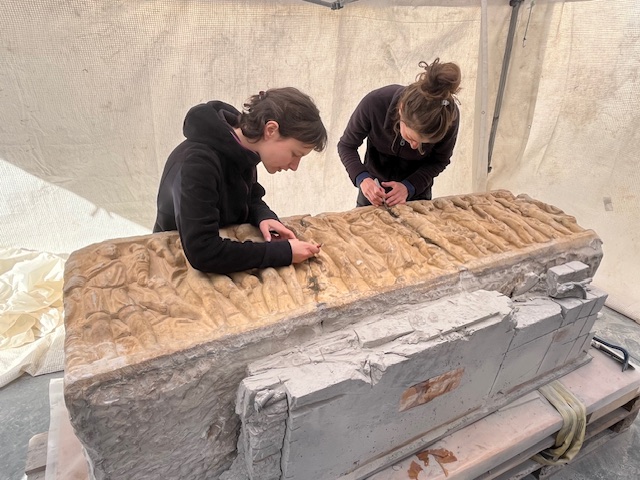 La restauration du sarcophage du "Bon Pasteur" se déroule actuellement dans la Cour du Musée Fesch.