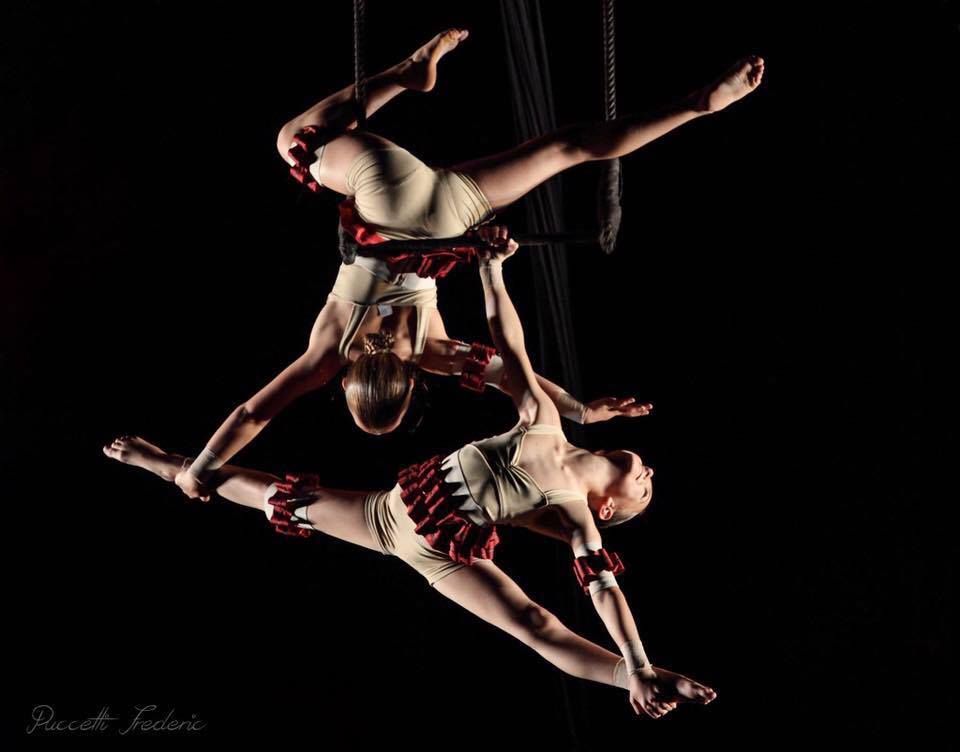 Lisandra et son amie Lesia lors de leur duo à l'occasion du spectacle de fin d'année de l'école de cirque de Marie Jo-Viviani